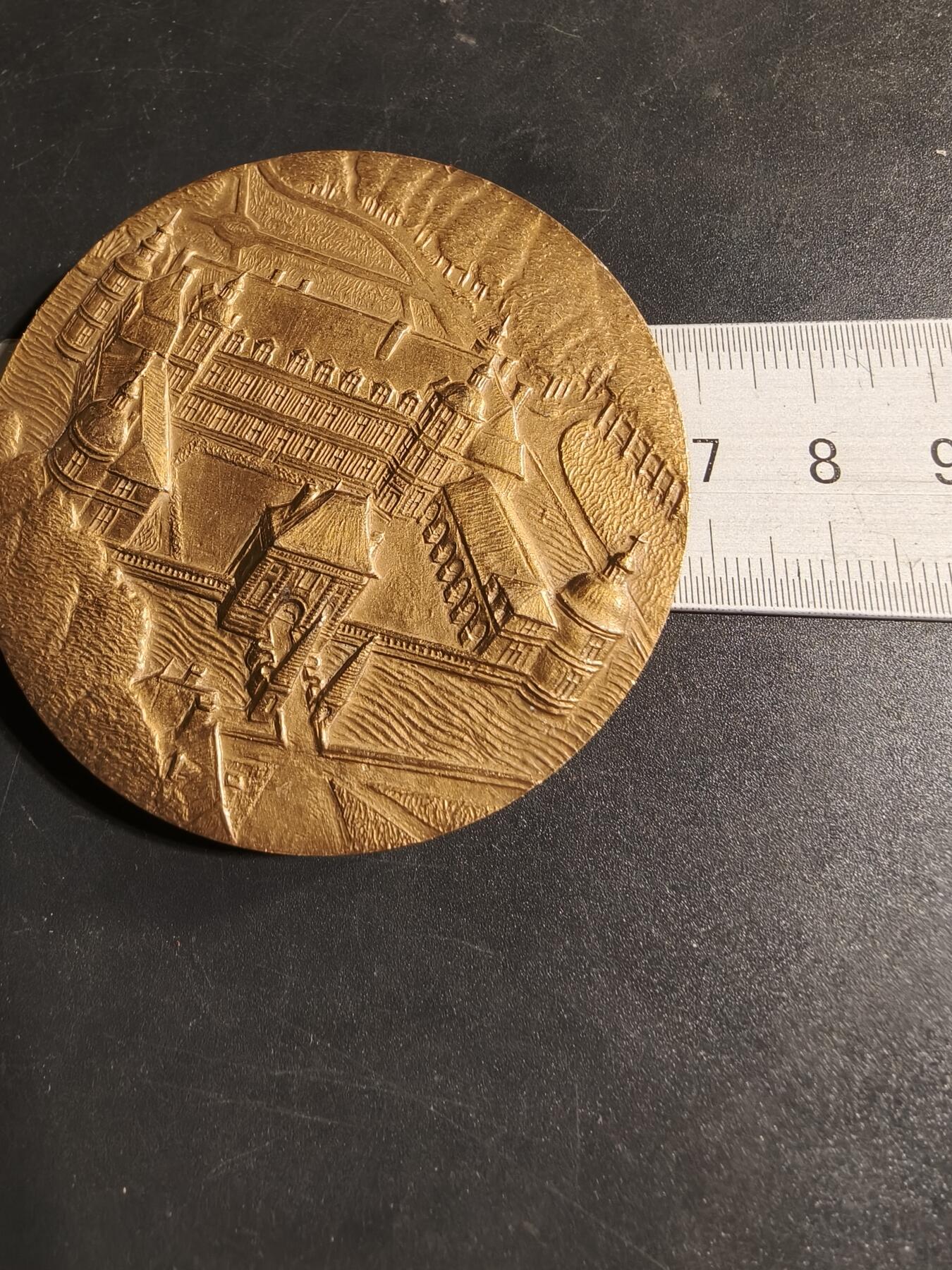 老王徽章第167期 法国勃艮第大区坦莱城堡大铜章     直径68mm.    重量168.9g.      坦莱城堡以其文艺复兴时期的建筑风格和壁画而闻名