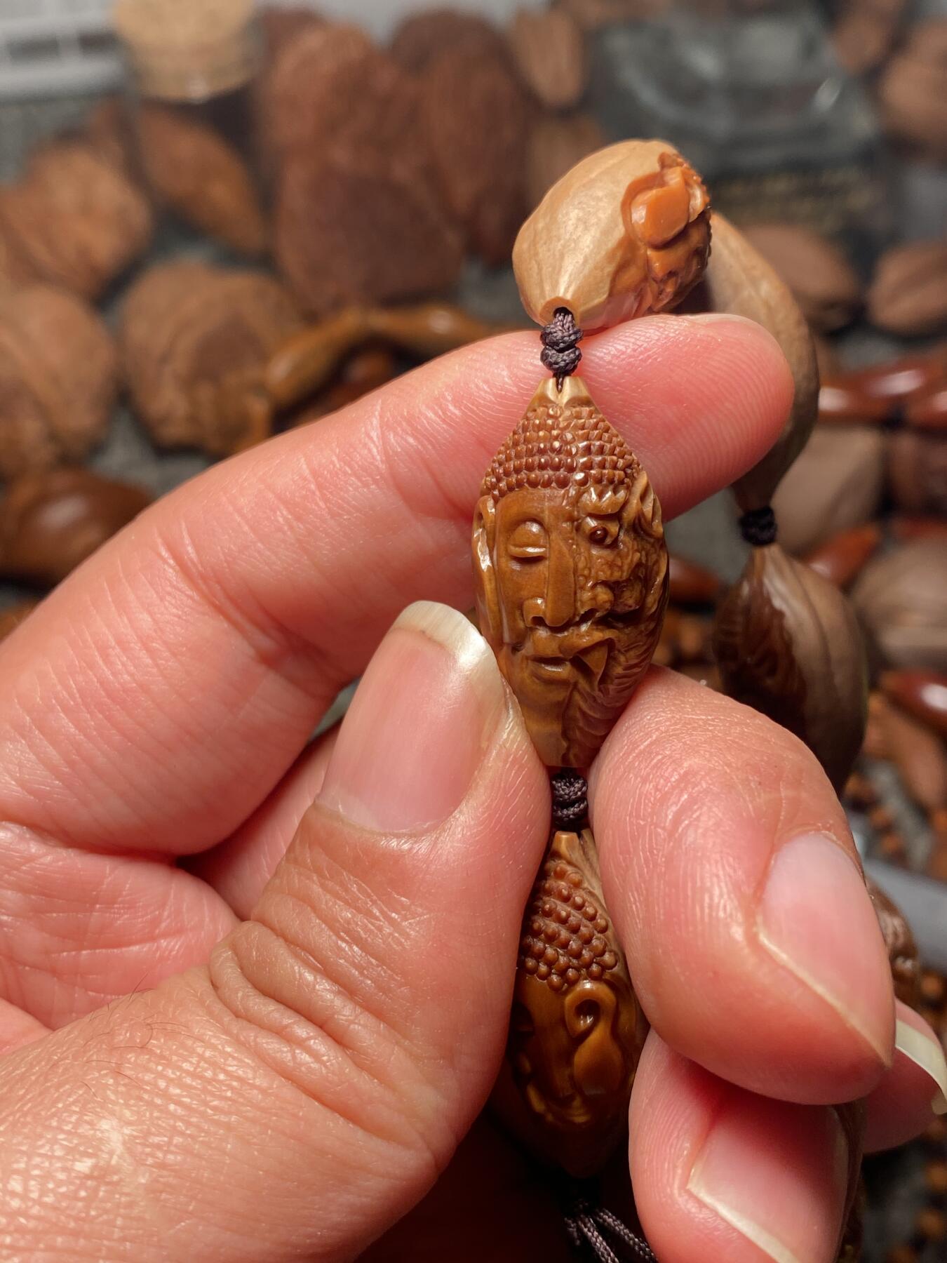 中国非物质文化遗产，苏工核雕 福利苏工核雕，纯手工雕刻，老苏工20年老核一念之间，个性十足，等待有缘人尺寸1。4x2.75喜欢的来