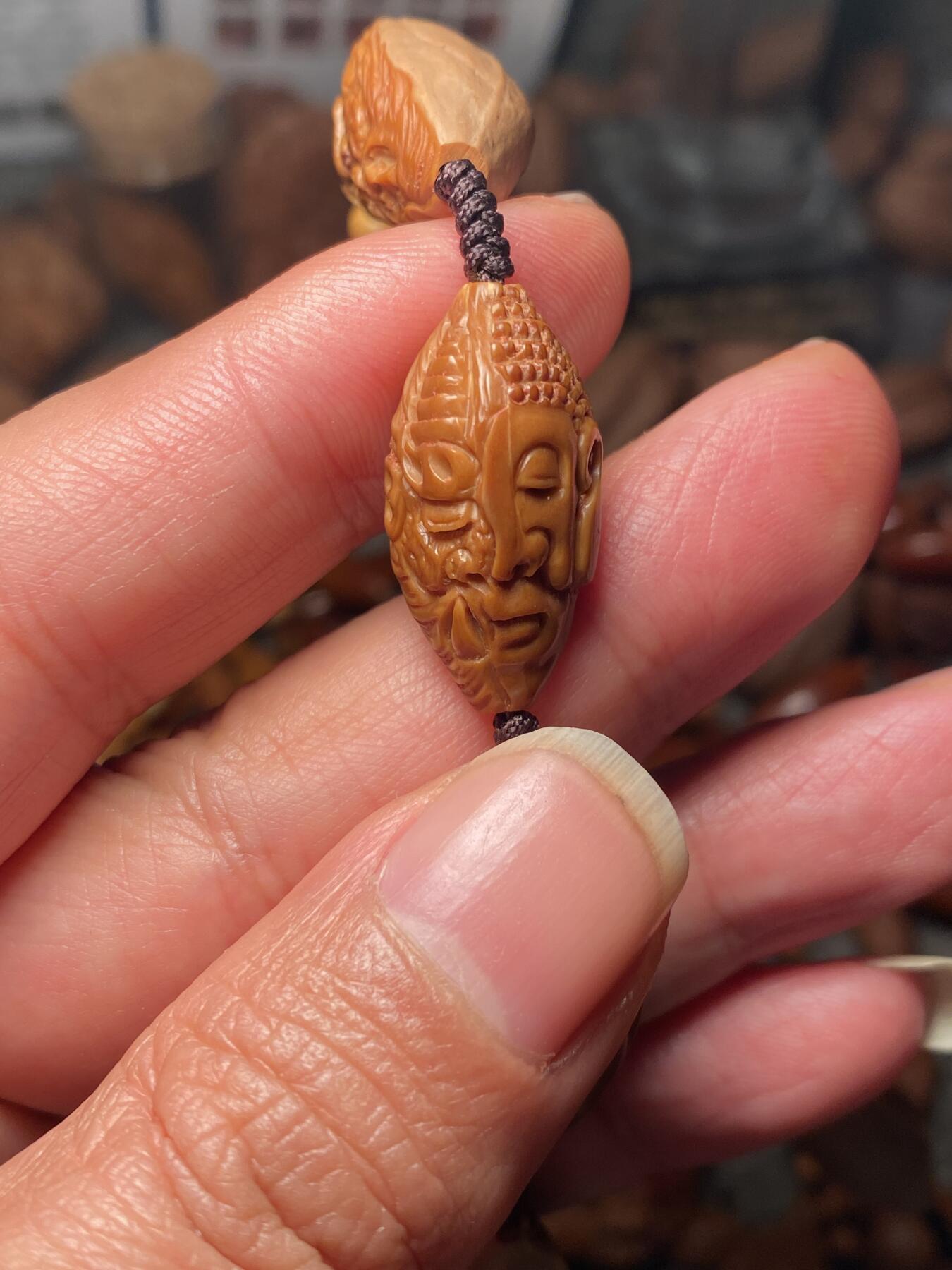 中国非物质文化遗产，苏工核雕 福利苏工核雕，纯手工雕刻，老苏工20年老核佛魔小脖挂，个性十足，等待有缘人尺寸1。4x2.6喜欢的来