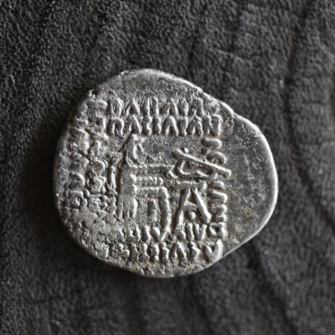 【良泉】【2025年最后一场】12月18日晚19.30点开拍！188组【直播场】西方古代钱币、丝路杂项、印章！ 【美品】公元10-38年【古波斯】帕提亚（安息）阿塔巴努斯二世，一德拉克马银币，3.7克