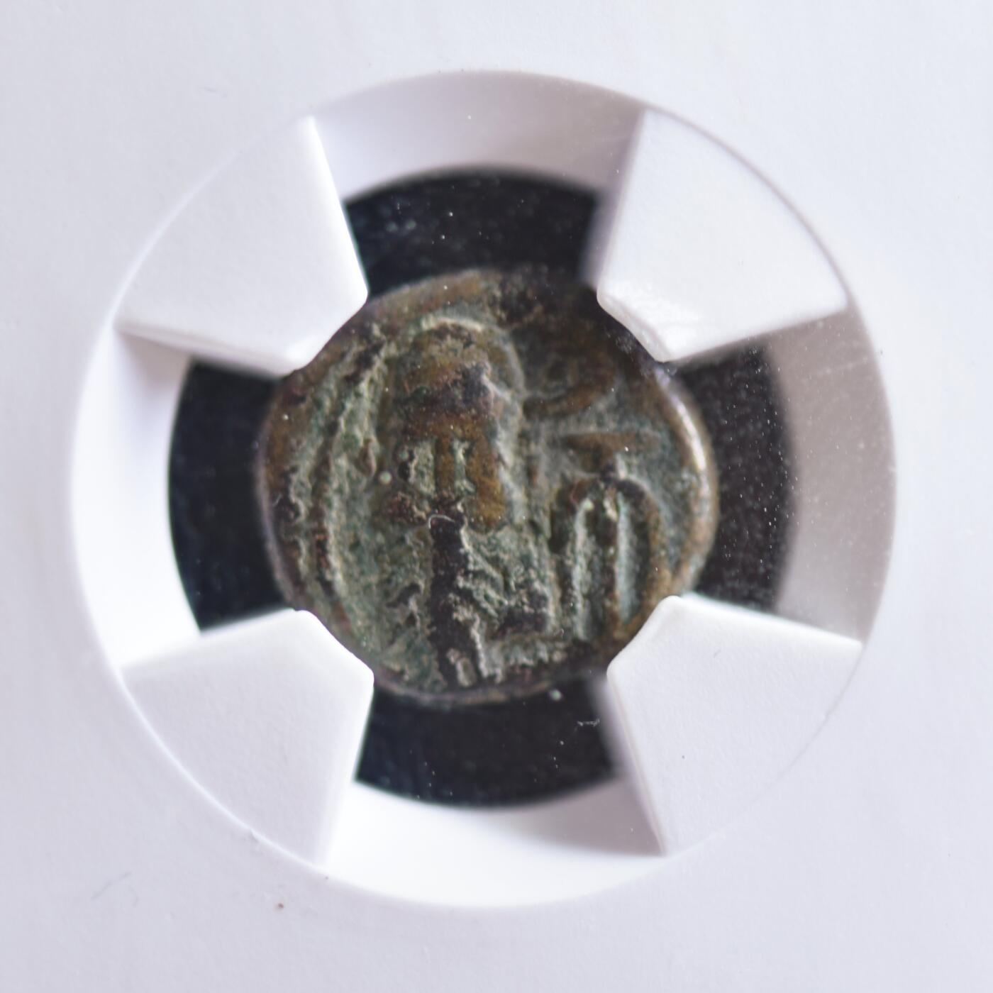 【良泉】【2025年最后一场】12月18日晚19.30点开拍！188组【直播场】西方古代钱币、丝路杂项、印章！ 【藏家出品A】公元106-130年，埃兰王国的奥罗德斯二世打制，背面为天空之神贝罗斯（Belos）和阿拉米铭文。一德拉克马铜币，3.4克