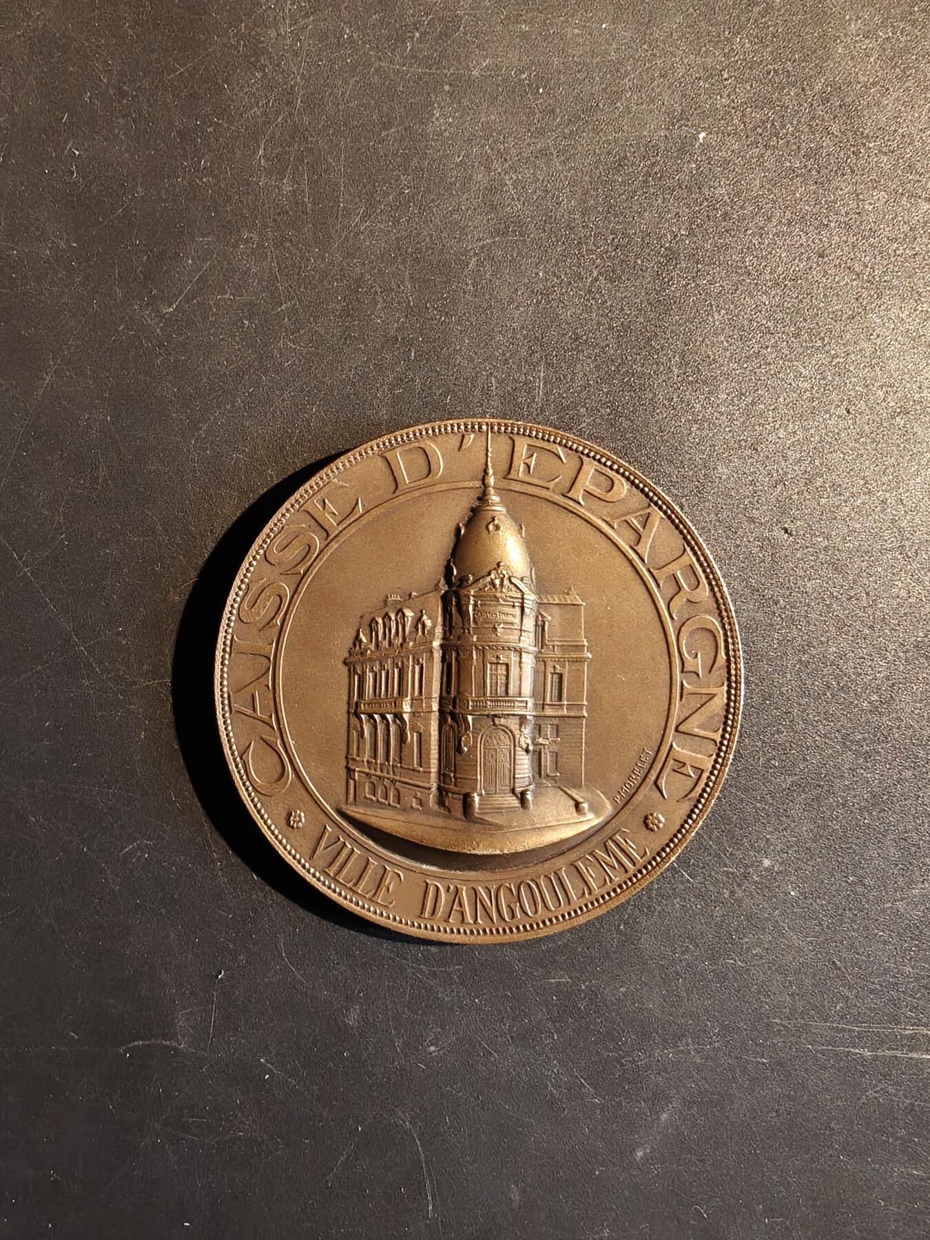 老王徽章第167期 法国昂古莱姆市储蓄银行大铜章     直径58mm.    重量73g