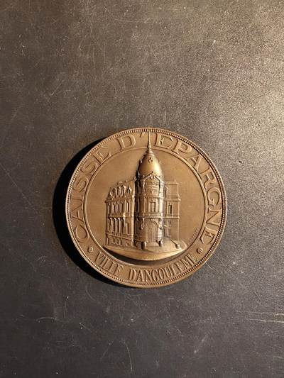 老王徽章第167期 - 法国昂古莱姆市储蓄银行大铜章     直径58mm.    重量73g