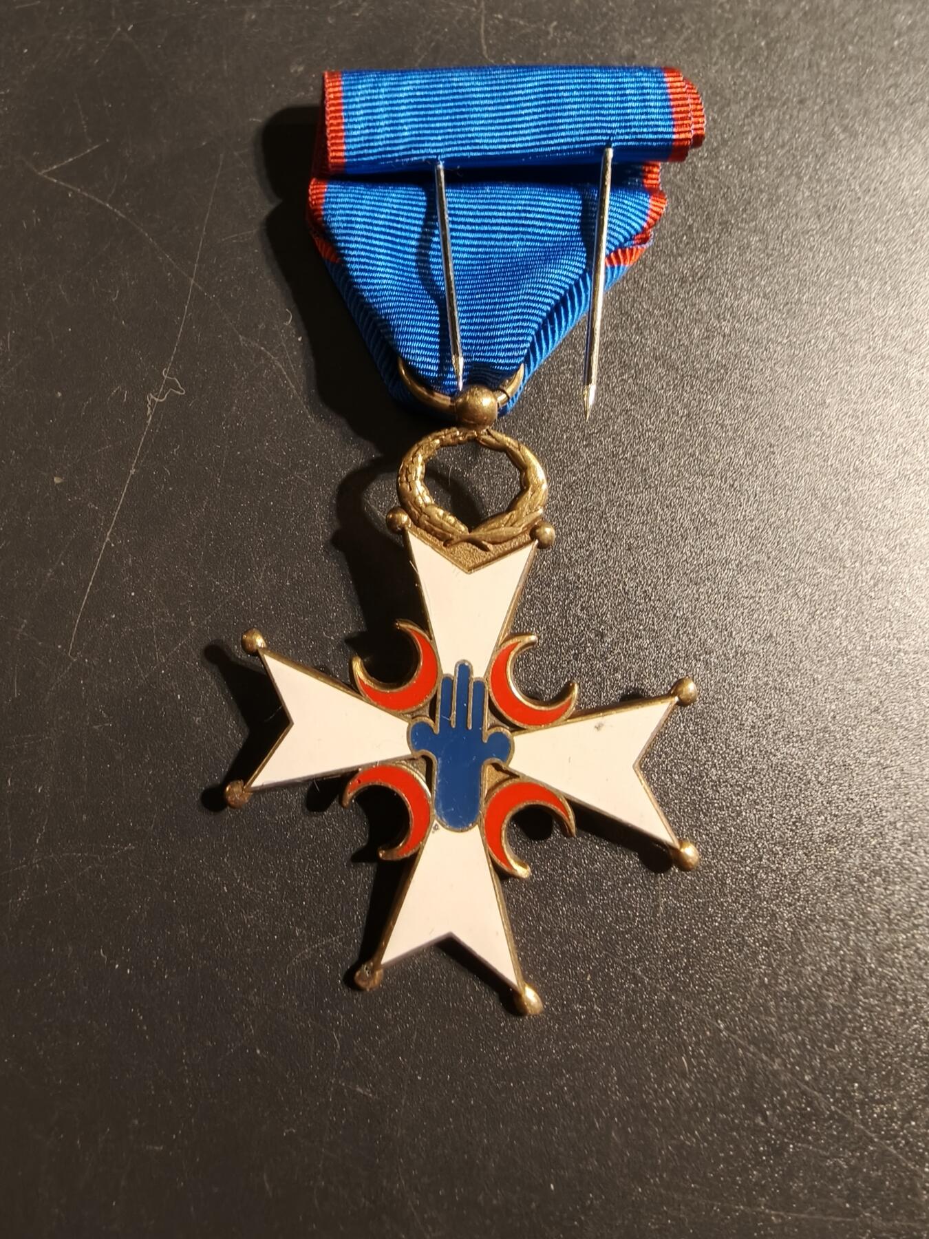 老王徽章第167期 法国杰贝尔十字勋章      这枚勋章旨在表彰在北非法属突尼斯、阿尔及利亚和摩洛哥战役中服役的法国陆军人员。