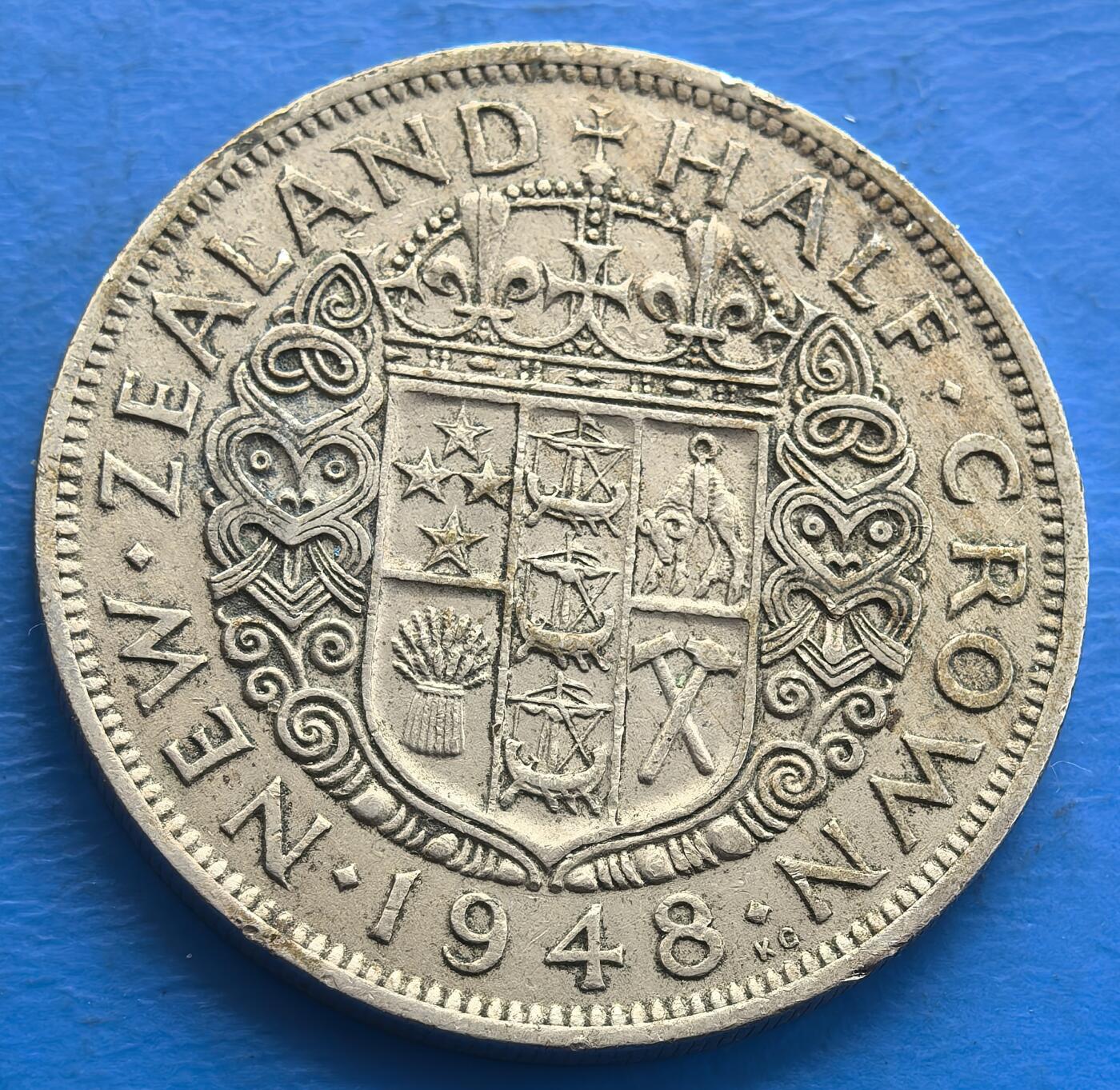 外国优质老铜币银币，周六九点倒数截拍，满百包邮，可寄存半年，喜欢朋友微信扫描二维码可直接参拍 新西兰1948年盾徽半克朗