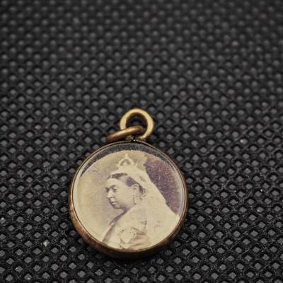 【淘币小摊】限时拍第八百一十六拍  纪念章场  满百包邮可预留两周  周一统一发货  -  英国维多利亚照片吊坠直径16mm