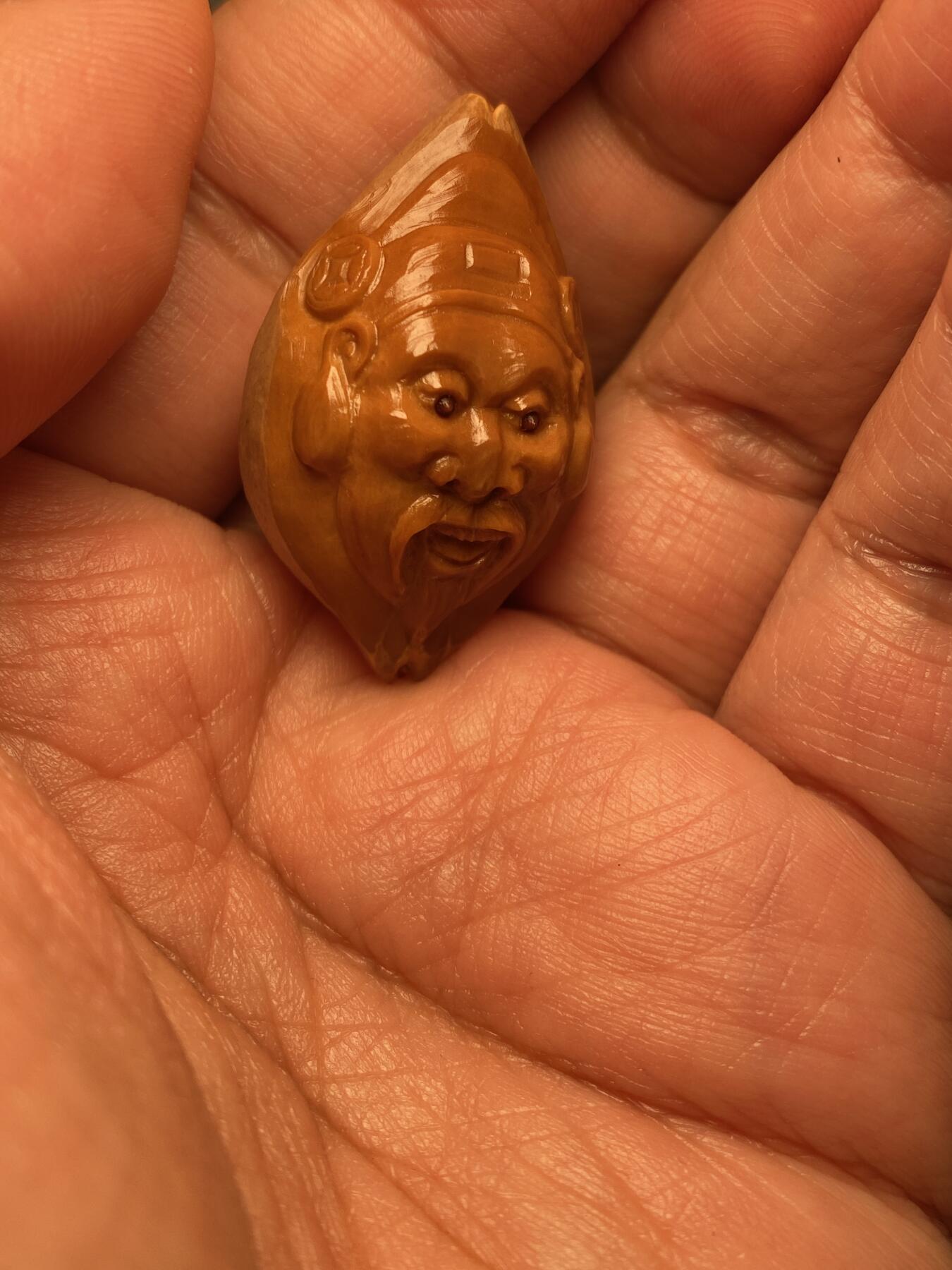 中国非物质文化遗产，苏工核雕 福利苏工核雕，纯手工雕刻，老苏工老财，个性十足，等待有缘人，市场无同款，尺寸2。28x3.68喜欢的来