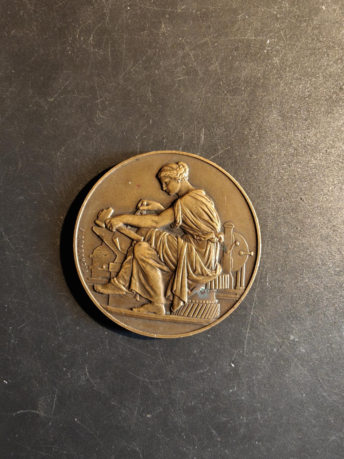 老王徽章第167期 法国鲁贝总承包商辛迪加大铜章     直径50mm.    重量62.3g