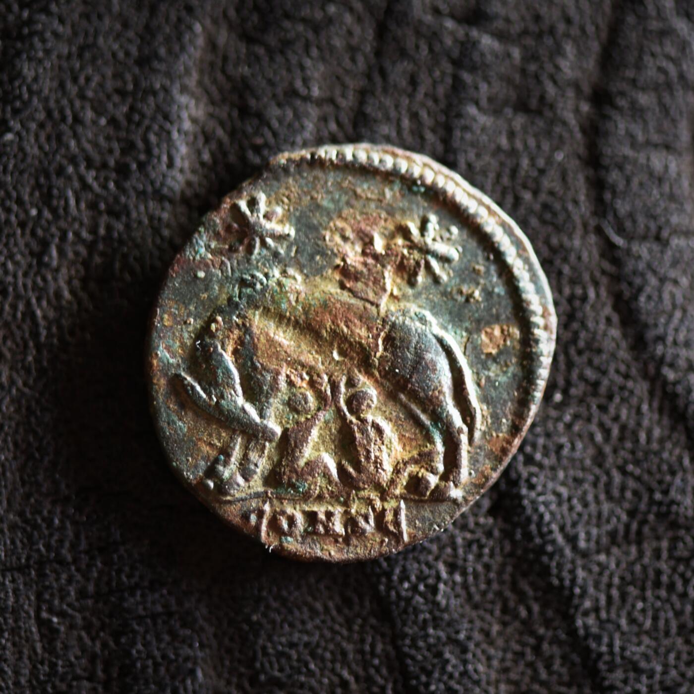 【良泉】【2025年最后一场】12月18日晚19.30点开拍！188组【直播场】西方古代钱币、丝路杂项、印章！ 公元330-340年【古罗马】君士坦丁大帝“母狼育婴”铜币，君士坦丁堡迁都纪念，2.35克