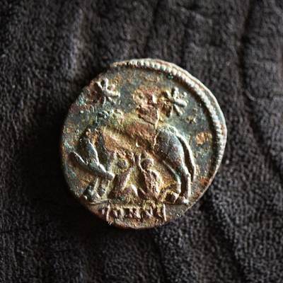 【良泉】【2025年最后一场】12月18日晚19.30点开拍！188组【直播场】西方古代钱币、丝路杂项、印章！ - 公元330-340年【古罗马】君士坦丁大帝“母狼育婴”铜币，君士坦丁堡迁都纪念，2.35克