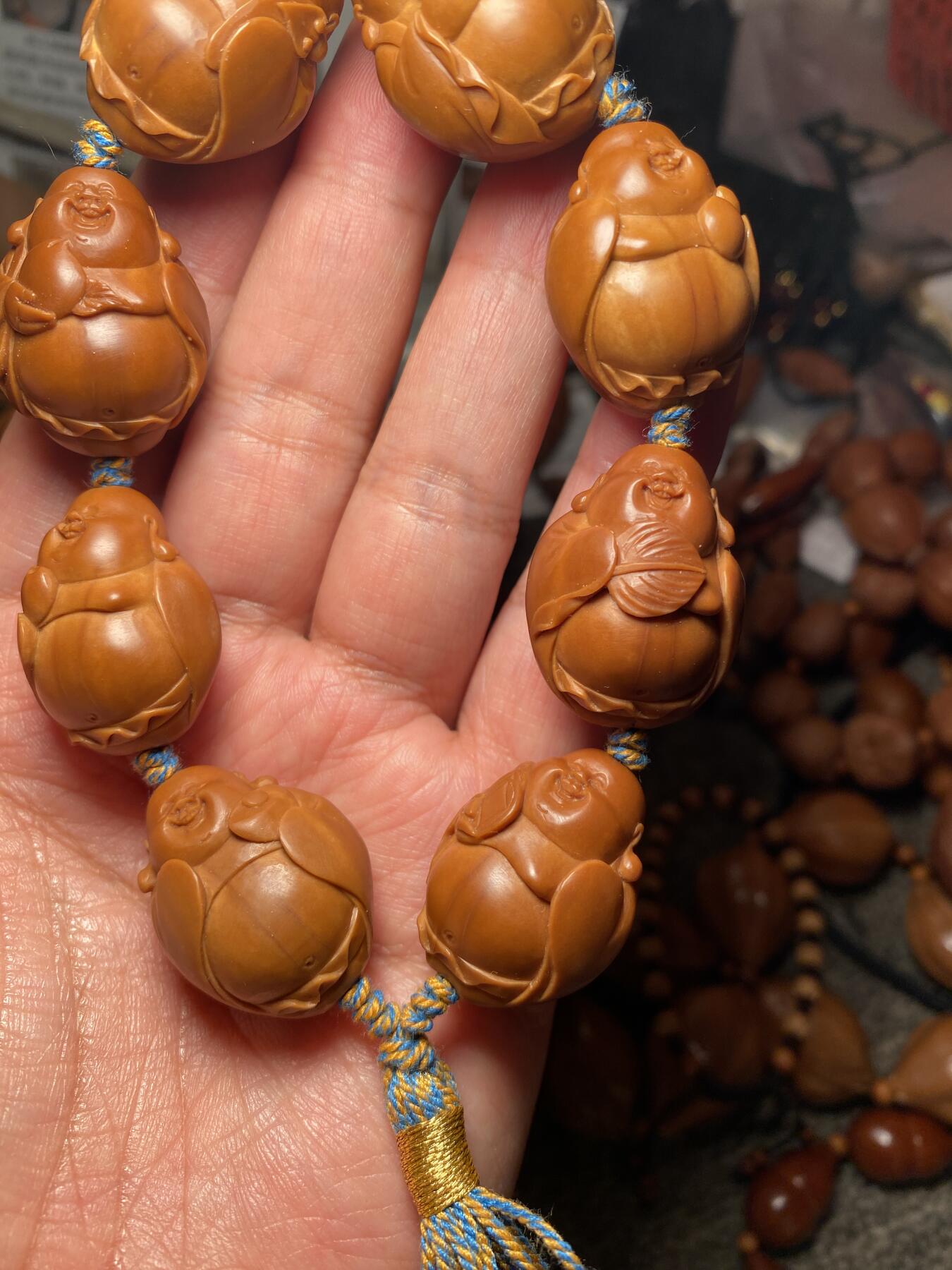 中国非物质文化遗产，苏工核雕 福利苏工核雕，纯手工雕刻，老苏工八宝弥勒，大尺寸，核质红，等待有缘人，市场无同款，尺寸2。3x2.9喜欢的来