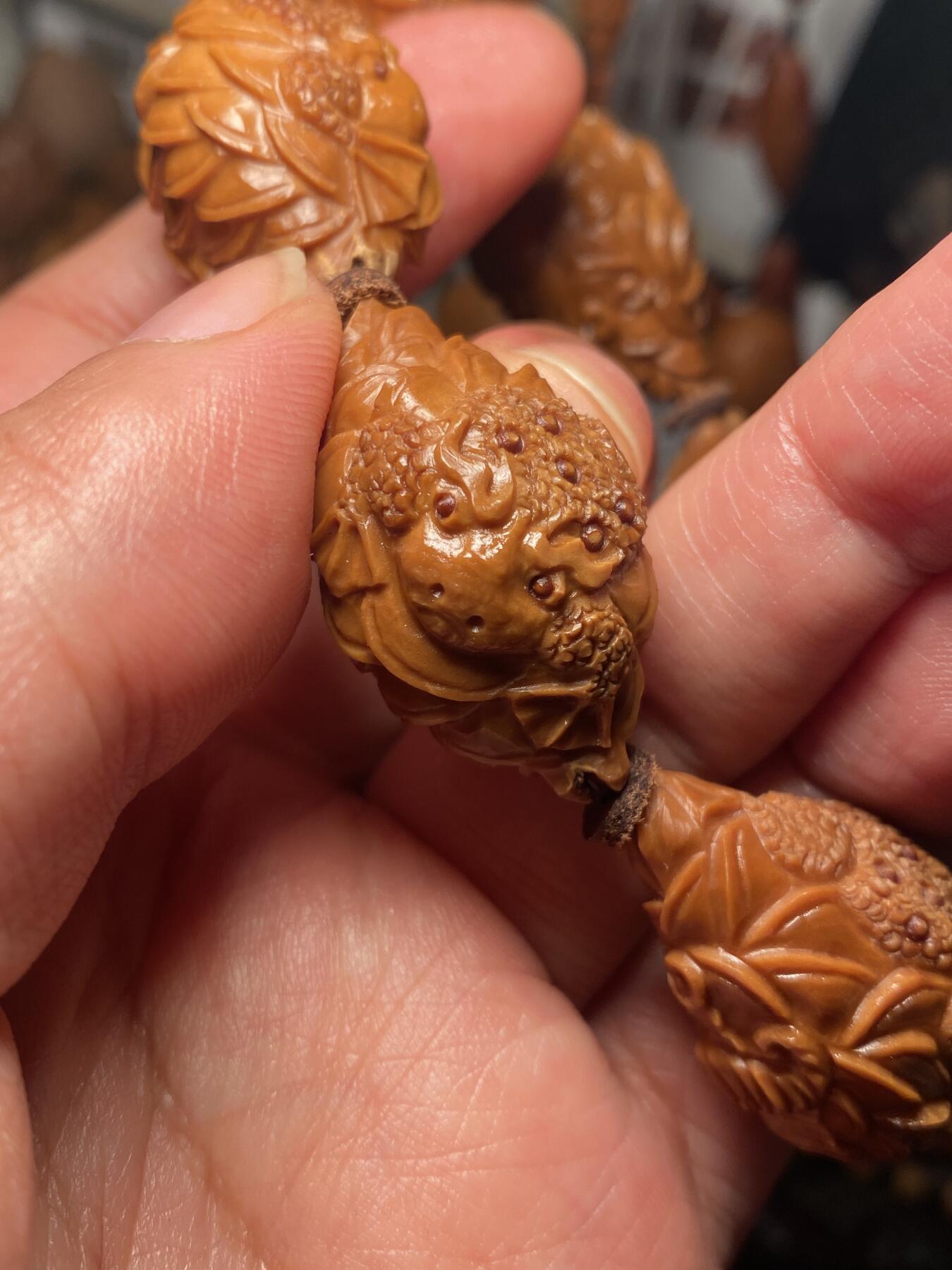 中国非物质文化遗产，苏工核雕 福利苏工核雕，纯手工雕刻，老苏工全刀工深雕，招财进宝，7星金蟾，个性十足，等待有缘人，市场无同款，尺寸2。15x3.5喜欢的来