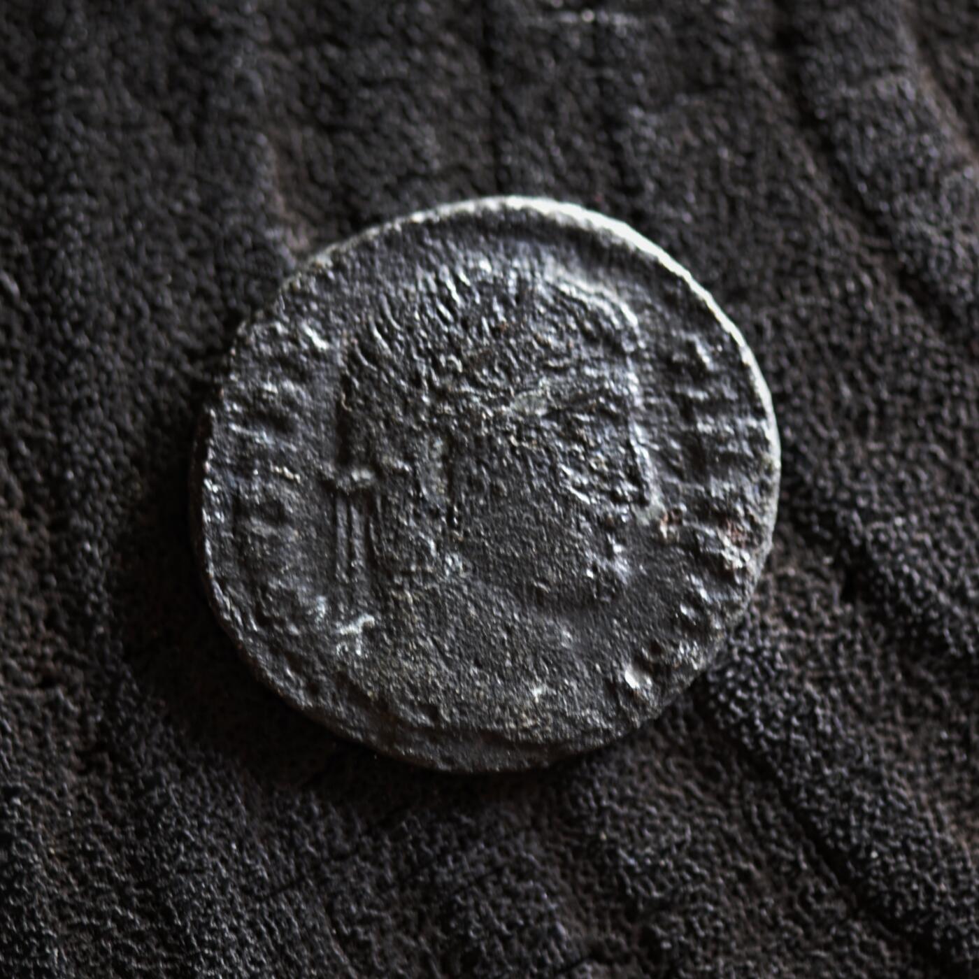 【良泉】【2025年最后一场】12月18日晚19.30点开拍！188组【直播场】西方古代钱币、丝路杂项、印章！ 公元324-326年【古罗马】君士坦丁大帝“军塔营门”铜币，基齐库斯造币厂打制，2.21克