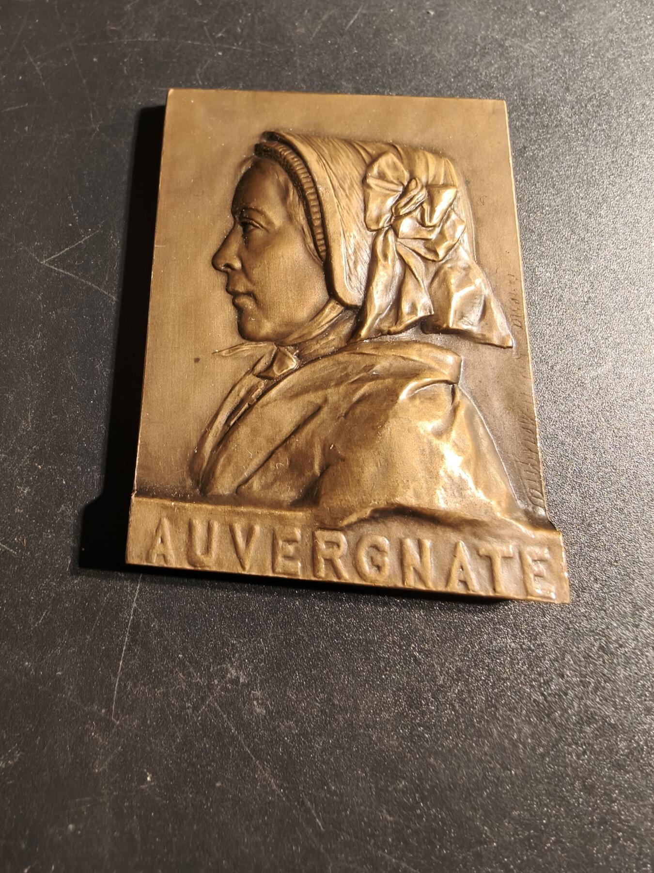 老王徽章第167期 法国奥浮涅传统女性方形大铜章     高浮雕     尺寸64×46mm.    重量118.4g