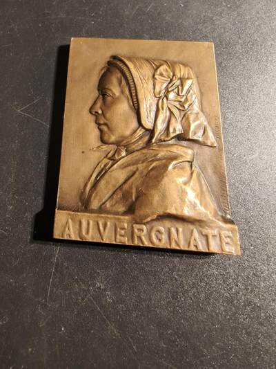 老王徽章第167期 - 法国奥浮涅传统女性方形大铜章     高浮雕     尺寸64×46mm.    重量118.4g