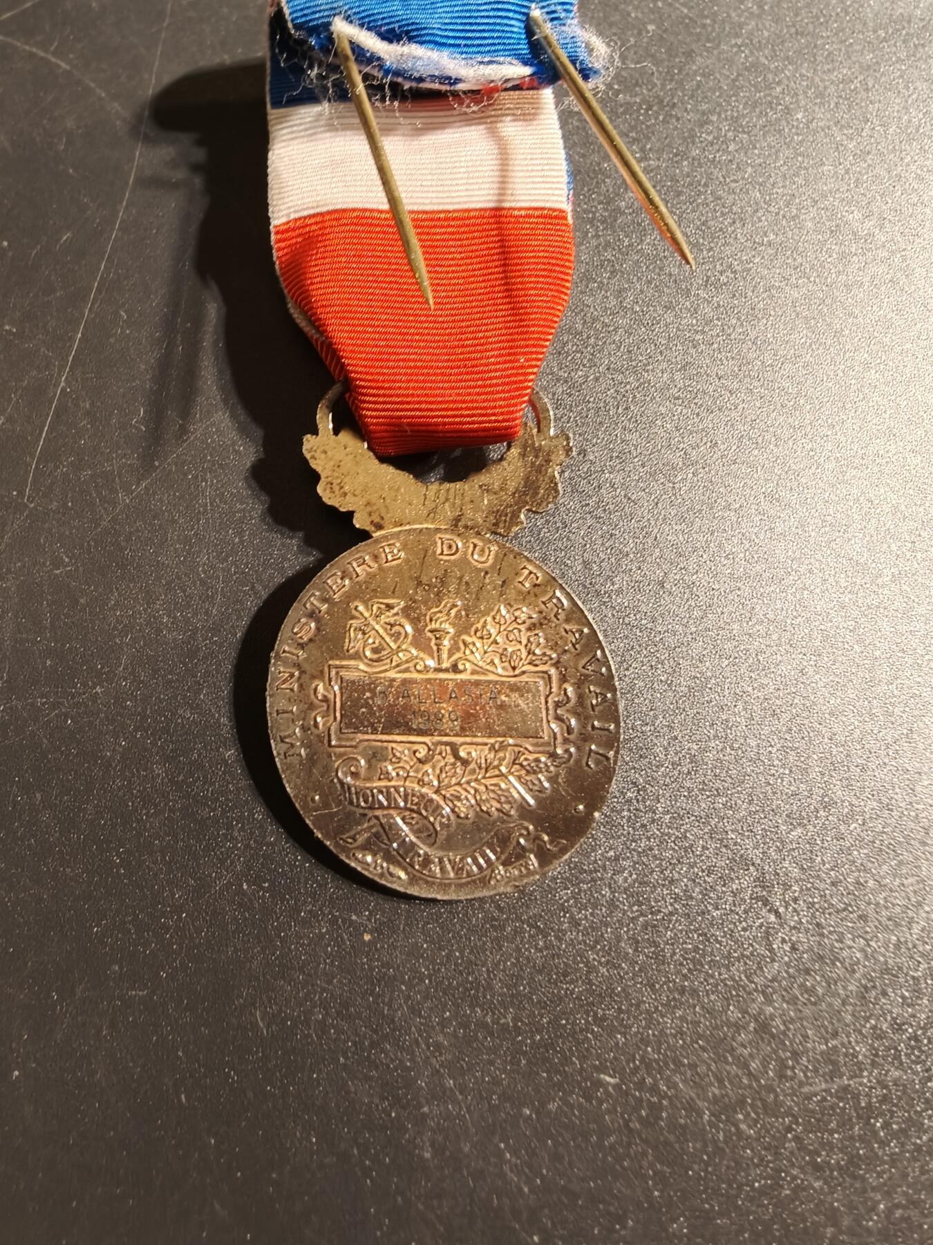 老王徽章第167期 法国金级劳工奖章    950银镀金     金棕榈勋饰     16.2g