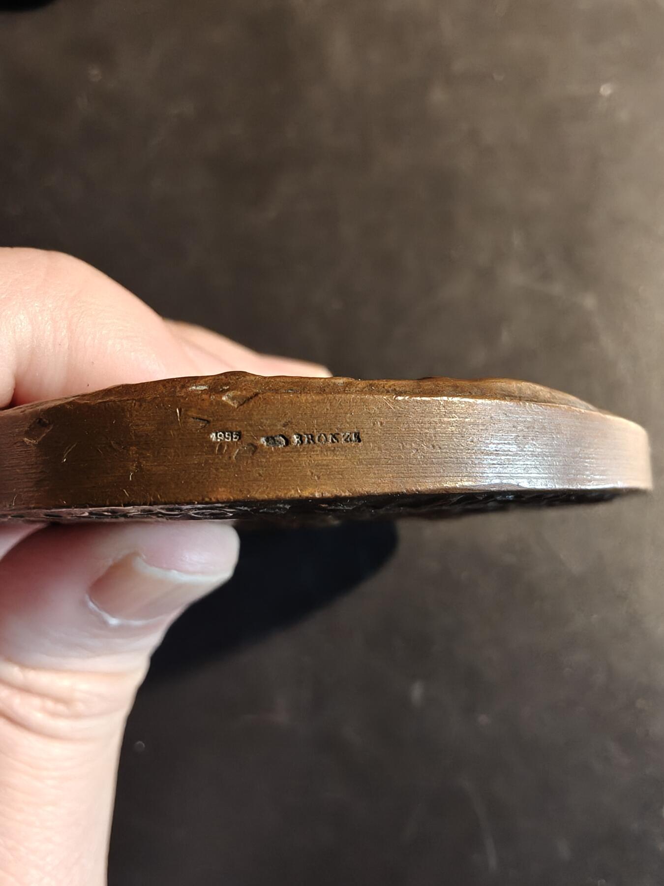 老王徽章第167期 法国SOS儿童村大铜章     直径68mm.    重量262.9g