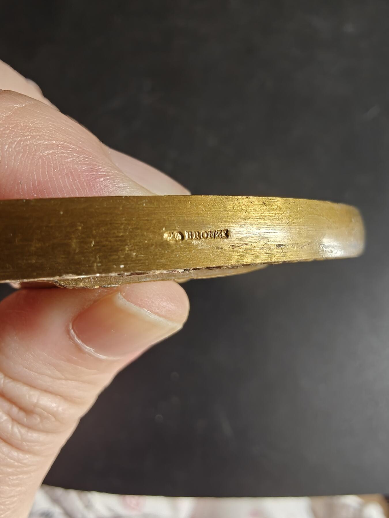 老王徽章第167期 法国1966年年历大铜章     直径94mm    重量347.8g