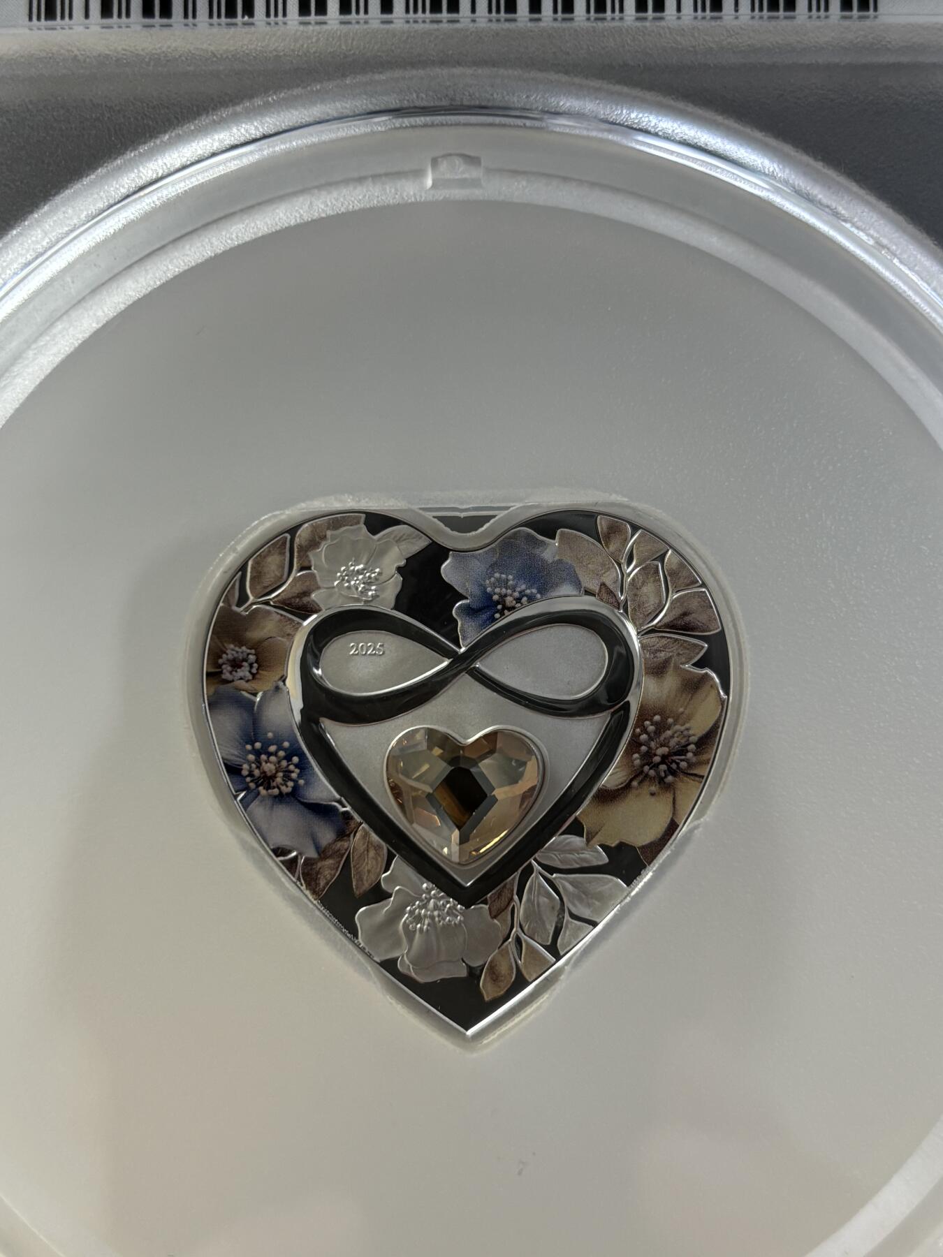 第184期拍卖 库克2025年无限辉煌情人节心形纪念银币PCGC-PR70首，9999银，20克，发行2025枚