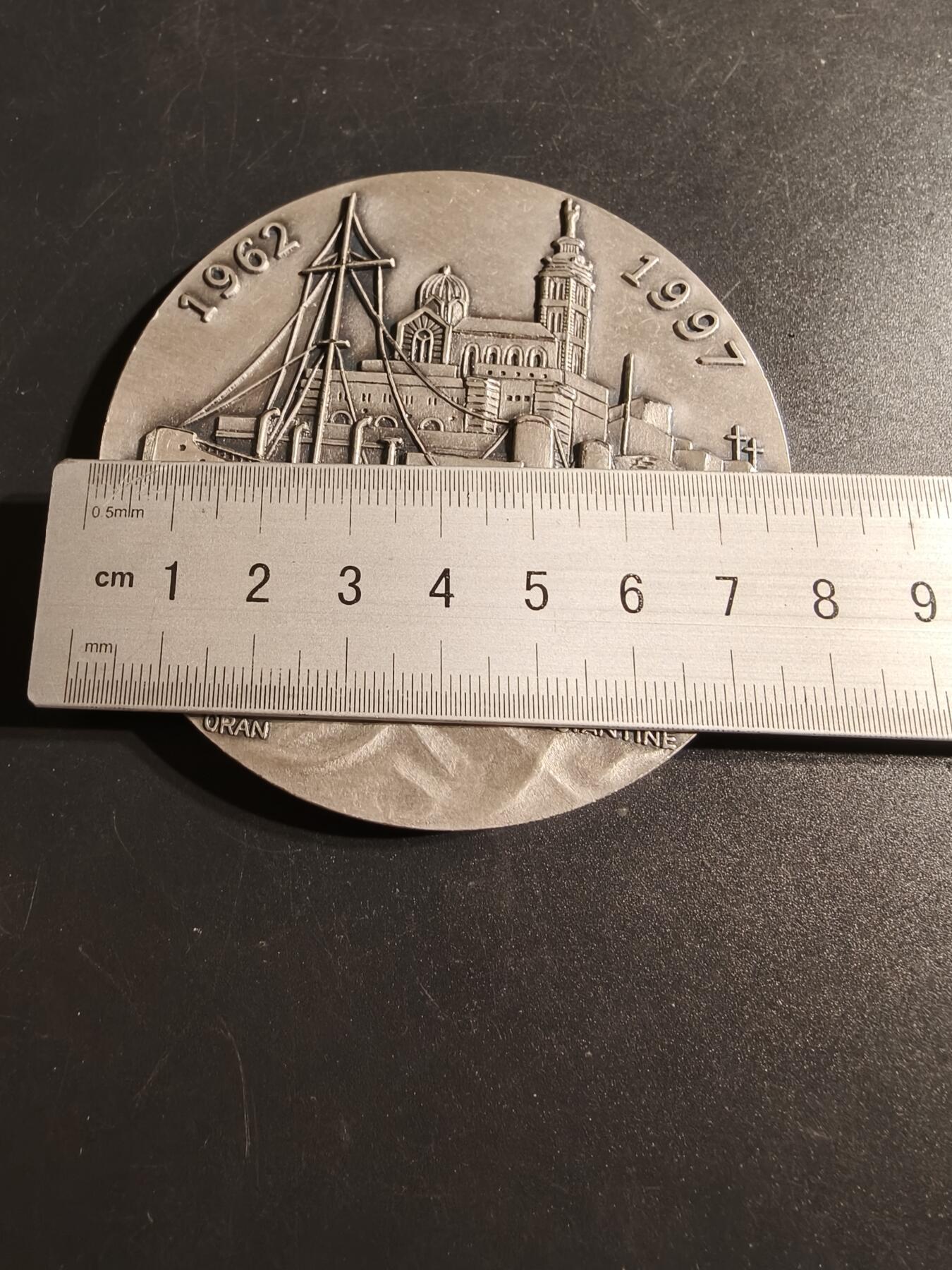 老王徽章第167期 法国全国退伍老兵协会阿尔及利亚战争停火35周年纪念章     原盒      直径78mm.    重量191.5g