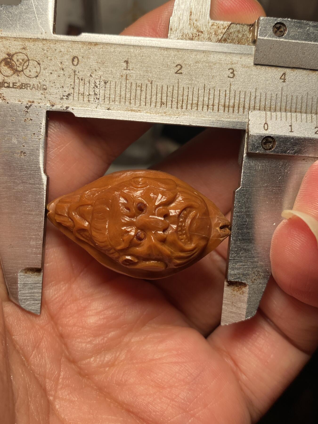 中国非物质文化遗产，苏工核雕 福利苏工核雕，纯手工雕刻，老苏工门神，个性十足，等待有缘人，市场无同款，尺寸2。2x3.7喜欢的来