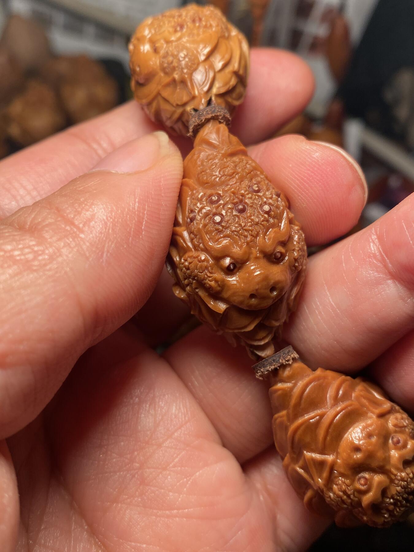 中国非物质文化遗产，苏工核雕 福利苏工核雕，纯手工雕刻，老苏工全刀工深雕，招财进宝，7星金蟾，个性十足，等待有缘人，市场无同款，尺寸2。15x3.5喜欢的来