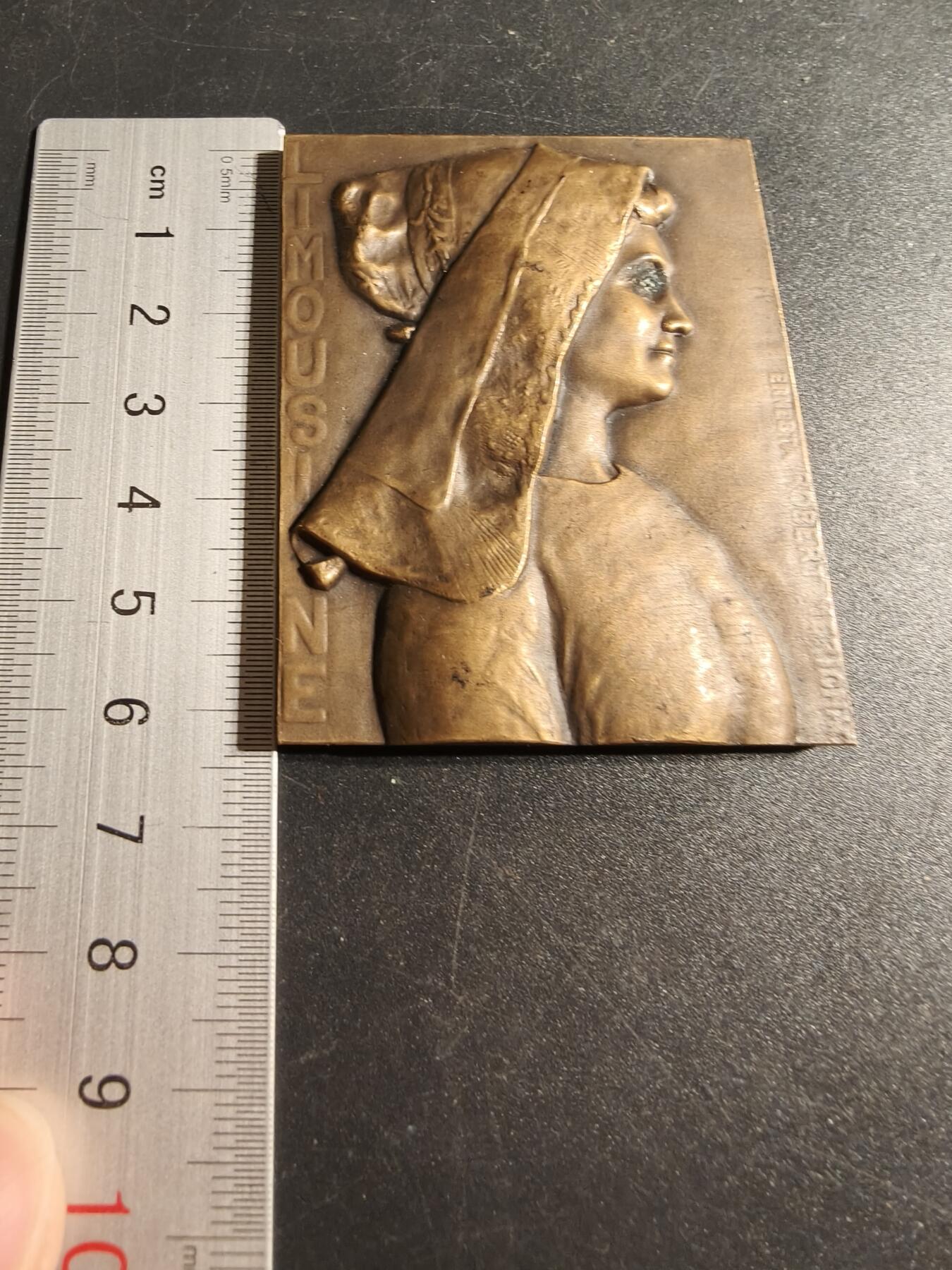 老王徽章第167期 法国利摩日传统女性方形大铜章     高浮雕     尺寸64×48mm.    重量124.5g