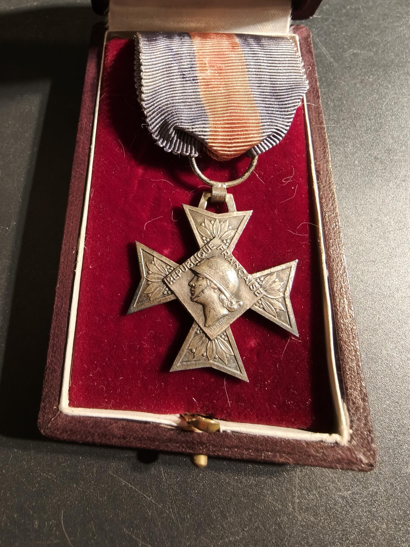 老王徽章第167期 法国军事志愿者十字勋章    四共早期950银版本    原盒