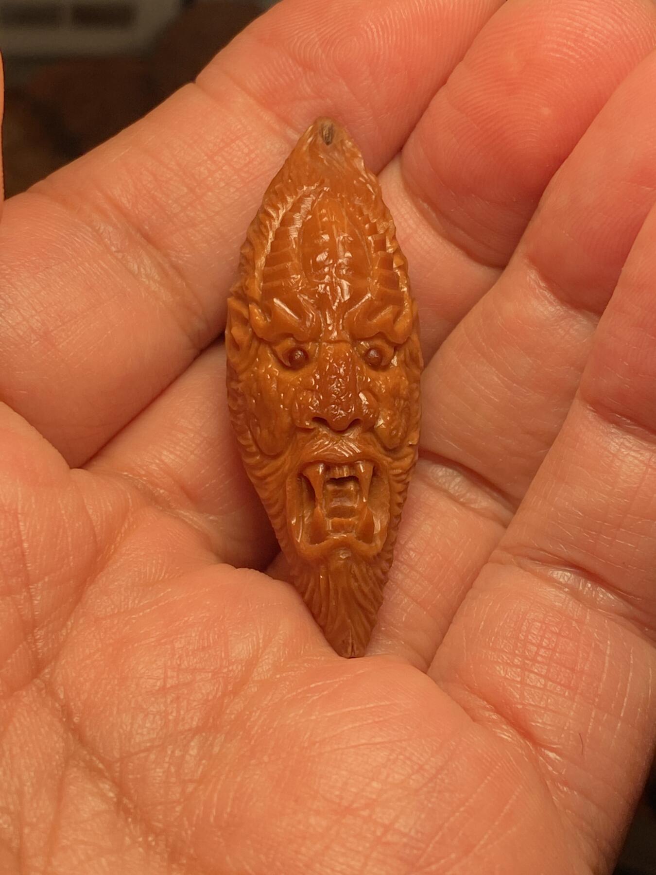 中国非物质文化遗产，苏工核雕 福利苏工核雕，纯手工雕刻，老苏工不动冥王，个性十足，等待有缘人尺寸1。75x4.9喜欢的来