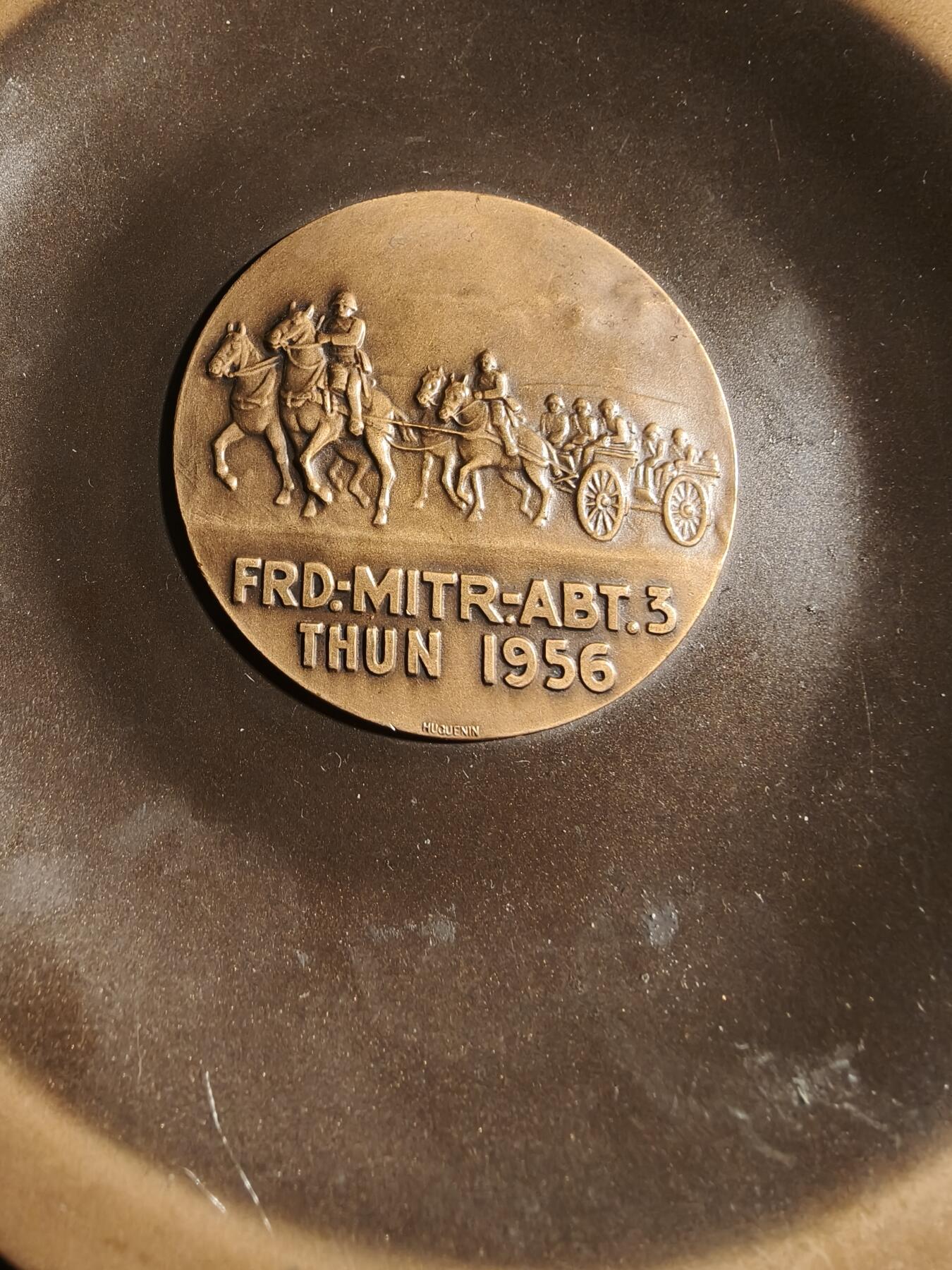 老王徽章第167期 瑞士图恩1956马拉火炮竞赛铜章    镶嵌在碗底座     直径13cm.    重量279g