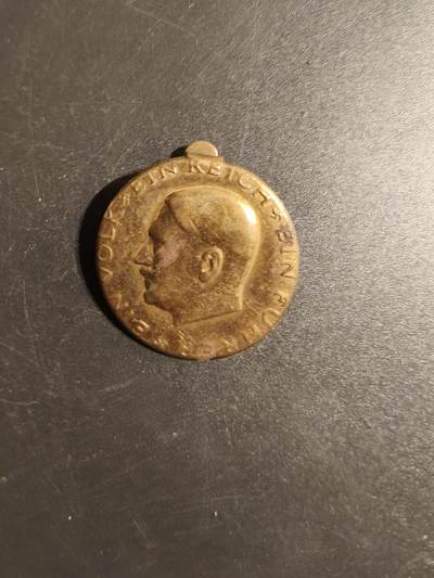 老王徽章第167期 - 德三小胡子（一个民族，一个帝国，一个元首）口号证章