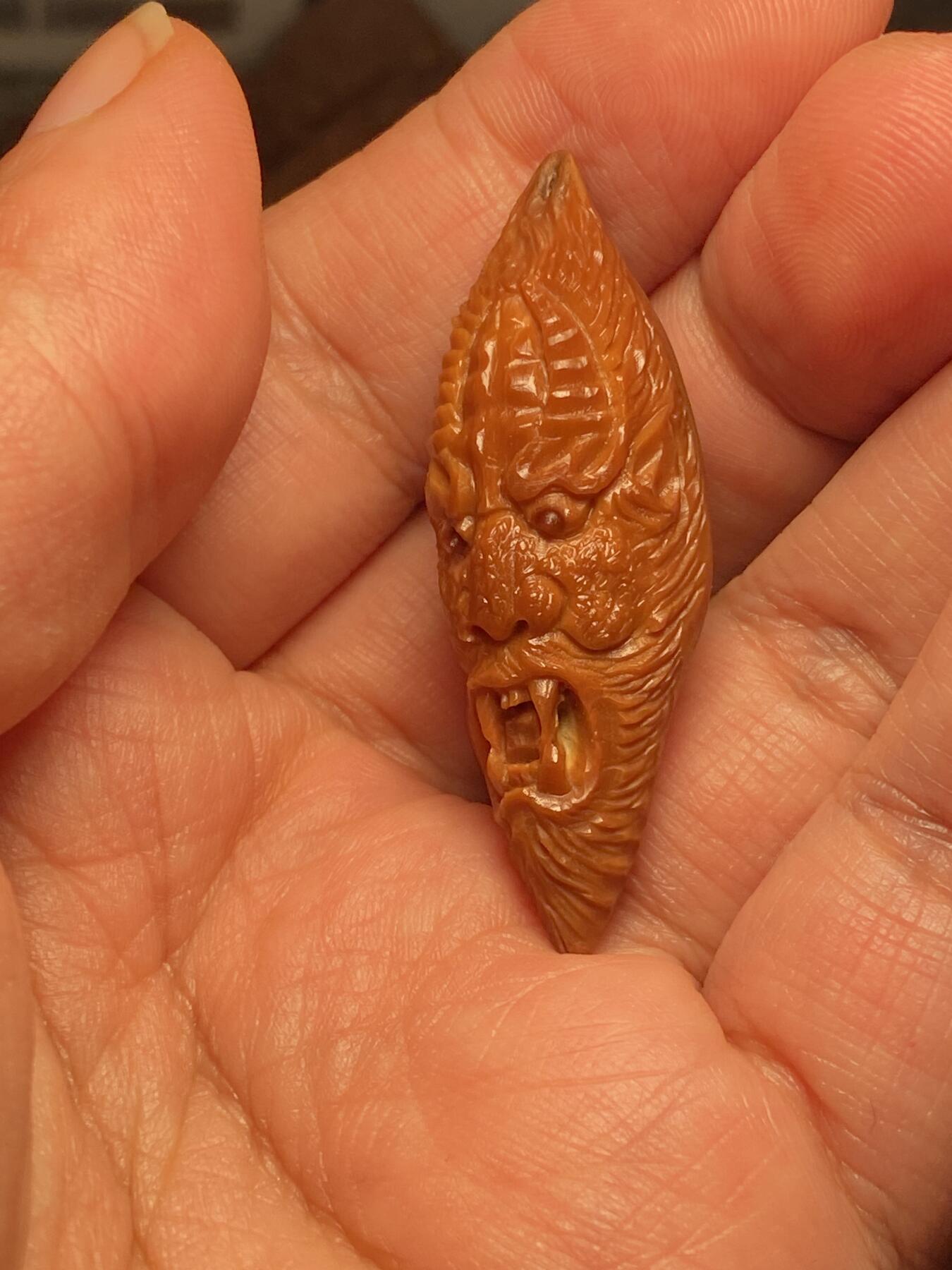 中国非物质文化遗产，苏工核雕 福利苏工核雕，纯手工雕刻，老苏工不动冥王，个性十足，等待有缘人尺寸1。75x4.9喜欢的来