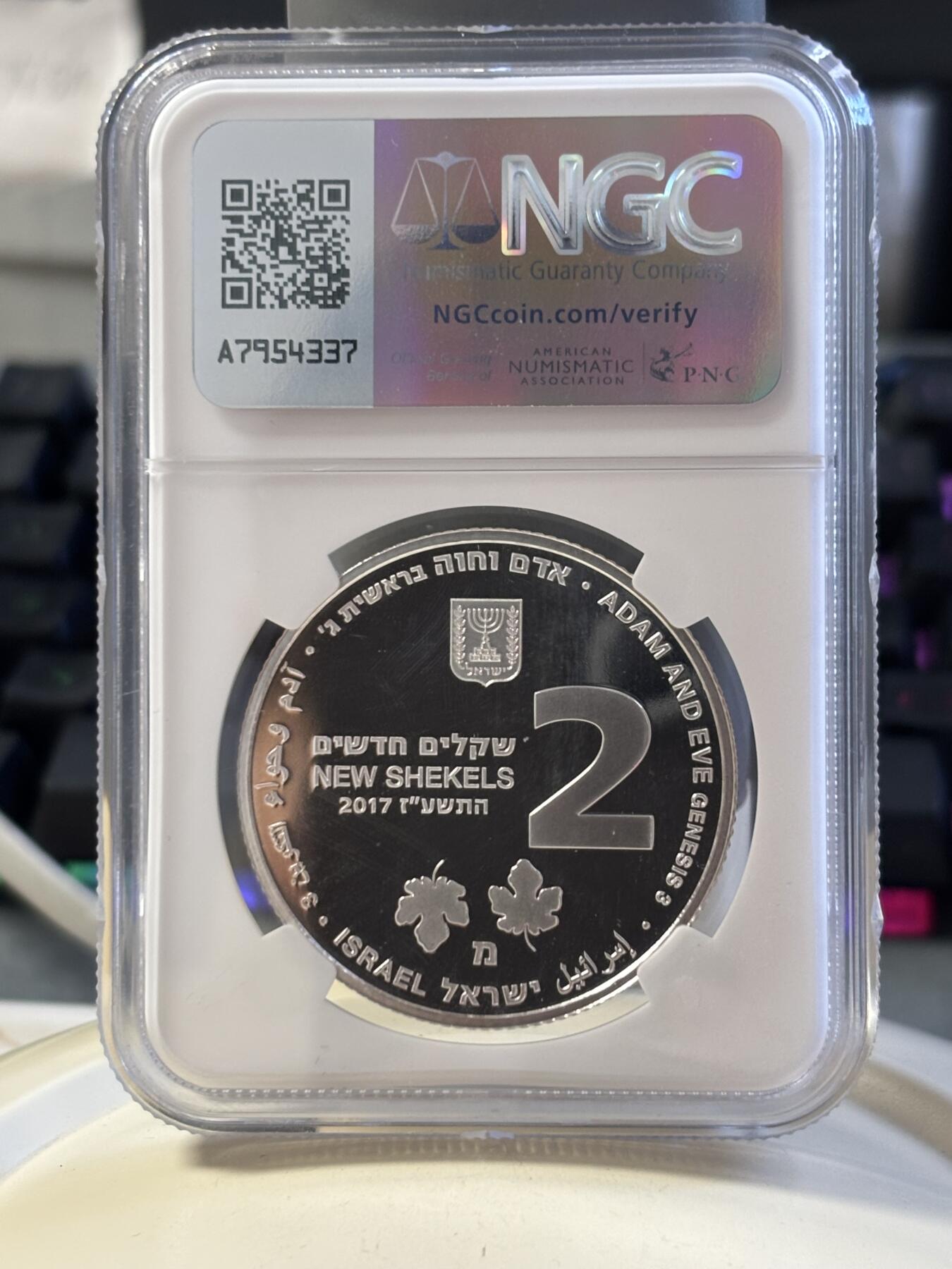 第183期拍卖 以色列2017年圣经系列亚当和夏娃2新谢克尔PROOF银币NGC PF69UC，发行量2800枚，999银。正面通过精制与磨砂工艺反差効果将亚当和夏娃在苹果叶中体现出爱的寓意。