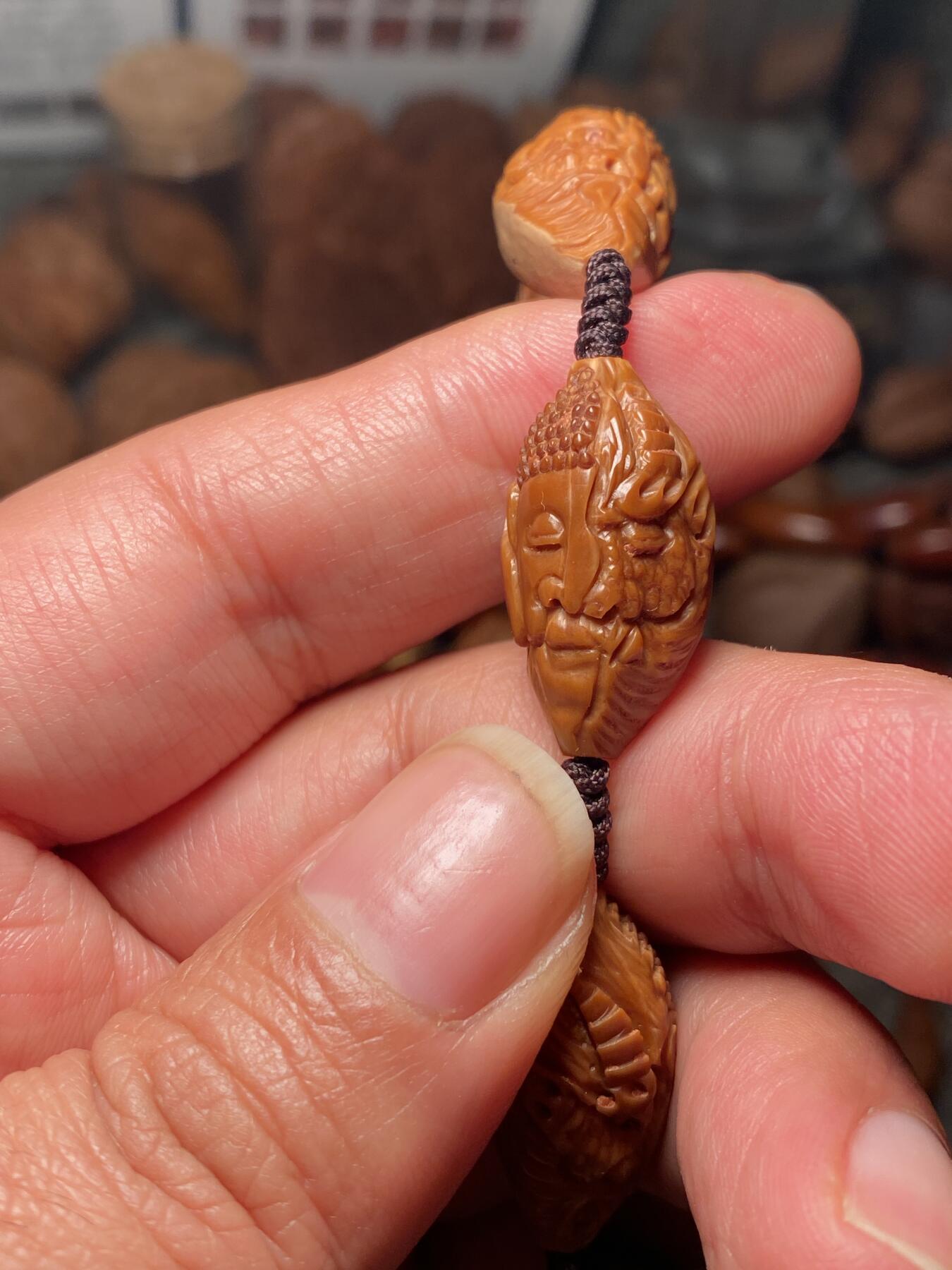 中国非物质文化遗产，苏工核雕 福利苏工核雕，纯手工雕刻，老苏工20年老核佛魔小脖挂，个性十足，等待有缘人尺寸1。4x2.6喜欢的来