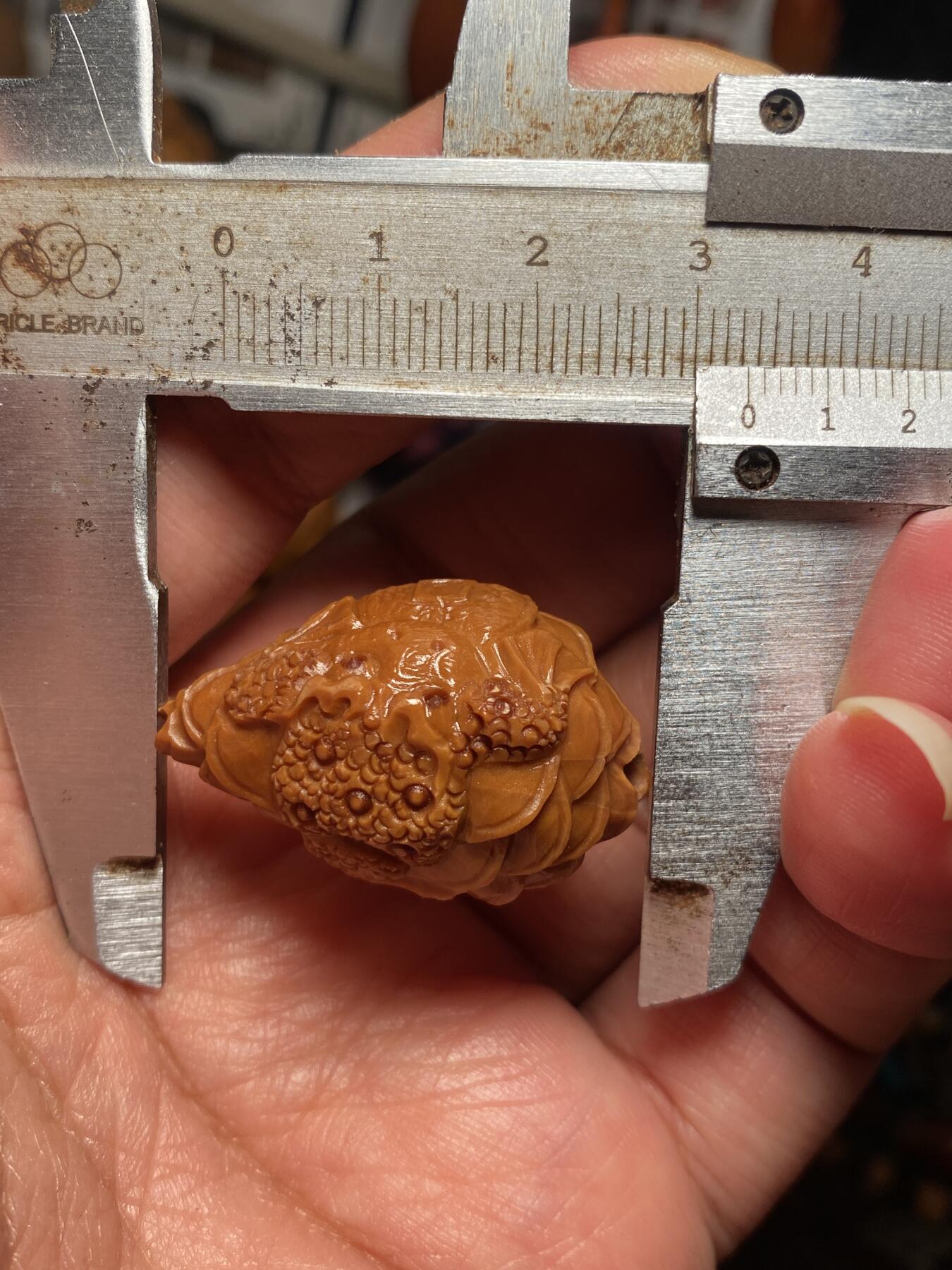 中国非物质文化遗产，苏工核雕 福利苏工核雕，纯手工雕刻，老苏工好运连连，招财进宝，金蟾，个性十足，等待有缘人，市场无同款，尺寸2。15x3.3喜欢的来