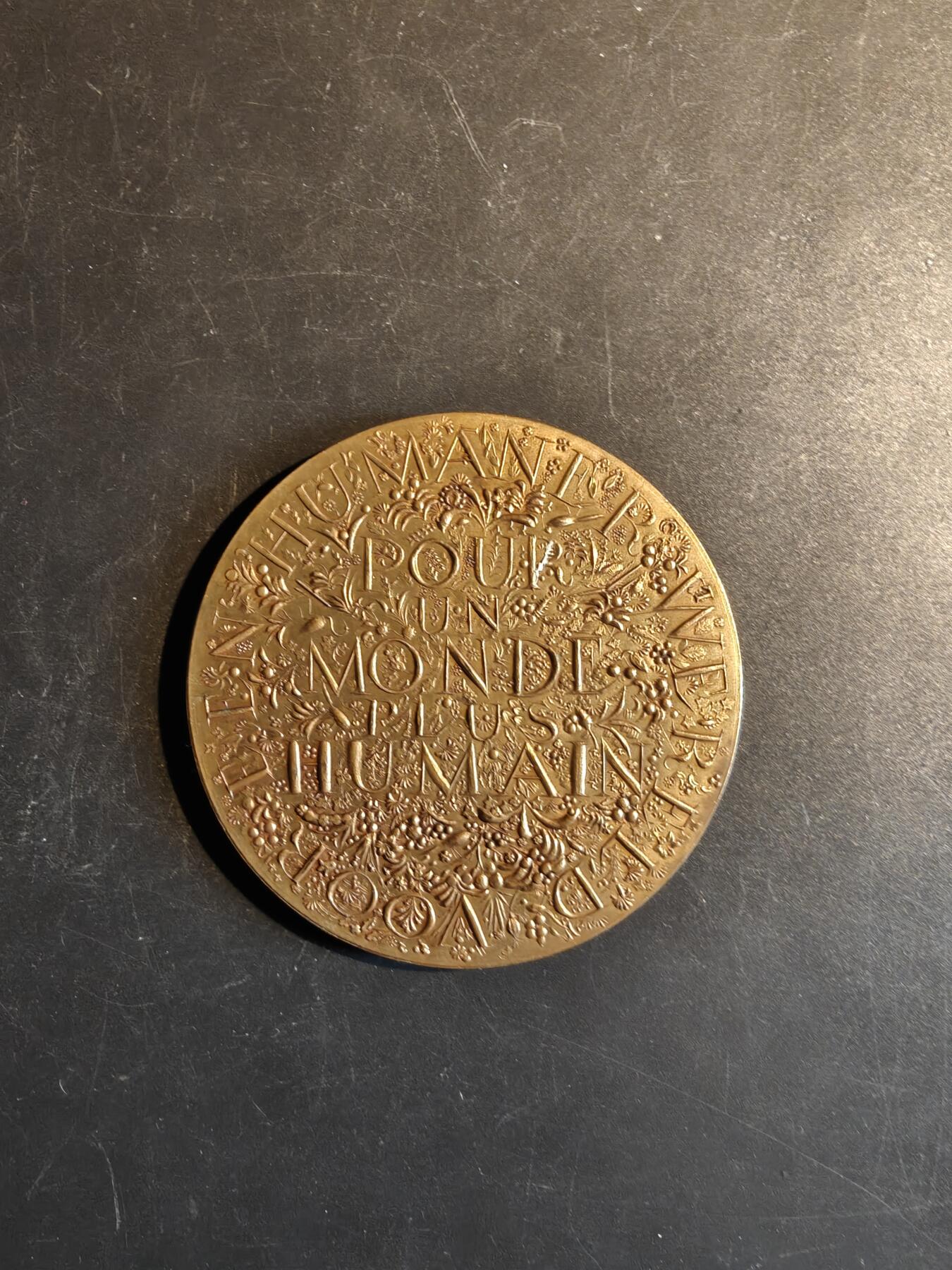 老王徽章第167期 1958年比利时布鲁塞尔国际博览会大铜章      直径70mm.    重量130g