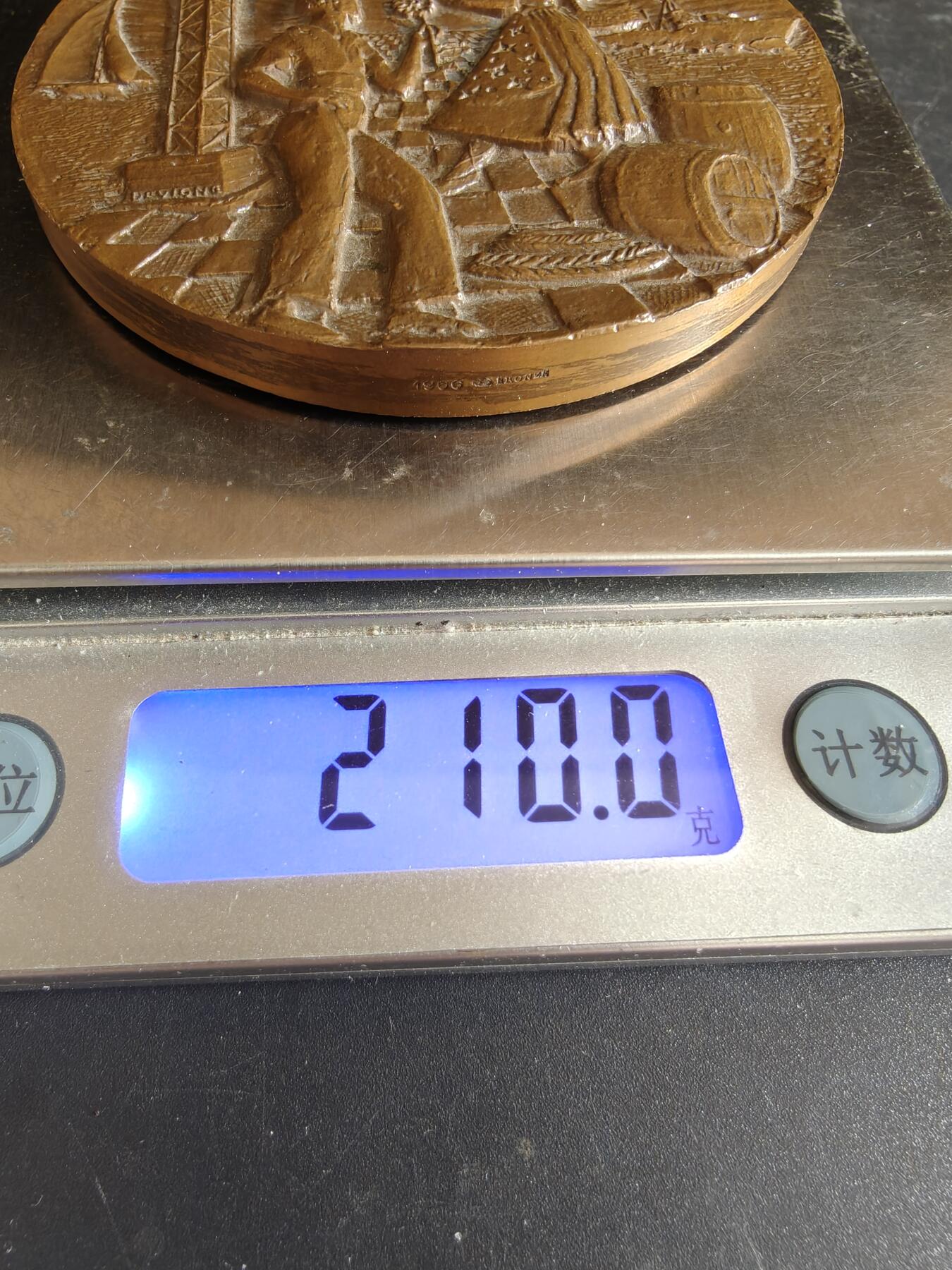老王徽章第167期 法国瓦尔市议会大铜章     直径72mm     重量210g