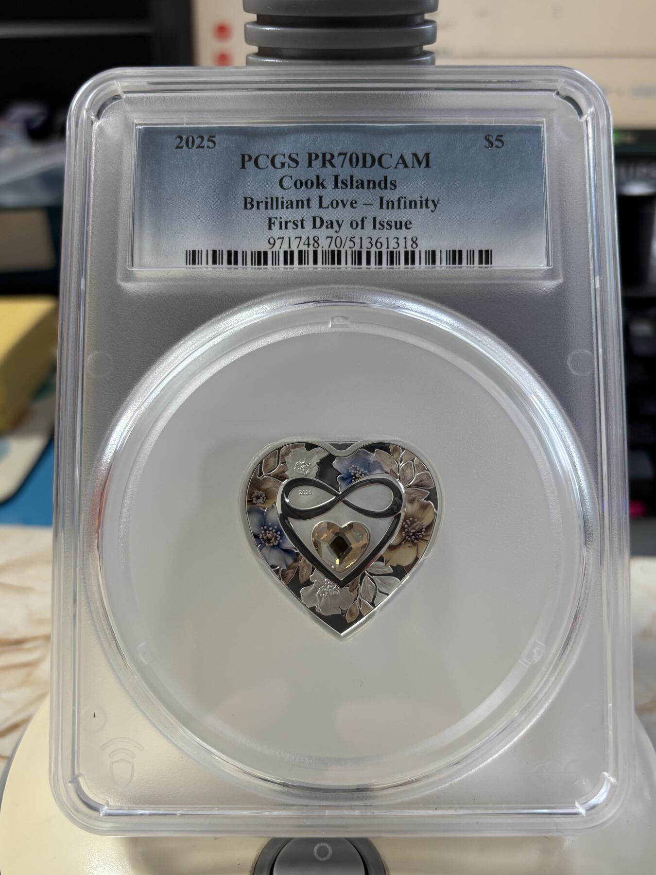 第184期拍卖 库克2025年无限辉煌情人节心形纪念银币PCGC-PR70首，9999银，20克，发行2025枚