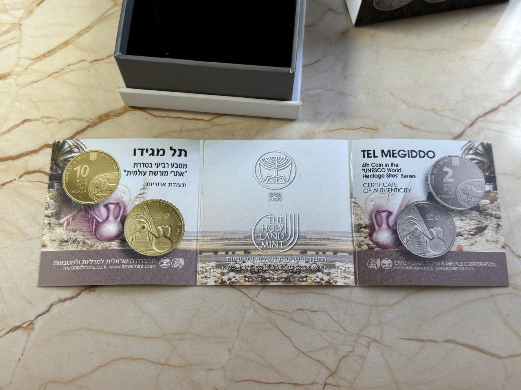 第183期拍卖 以色列2012年圣经系列美吉多山2新谢克尔PROOF银币NGC PF69UC，发行量3000枚，999银。美吉多山是《圣经·启示录》中世界末日善与恶最终决战之地，正面设计陶壶和山谷，通过透视图技法，尤其是山谷及通向内部的栈道，给人一种向里走的感觉，在二维平面银币表现出三维立体効果。原盒证封齐全。