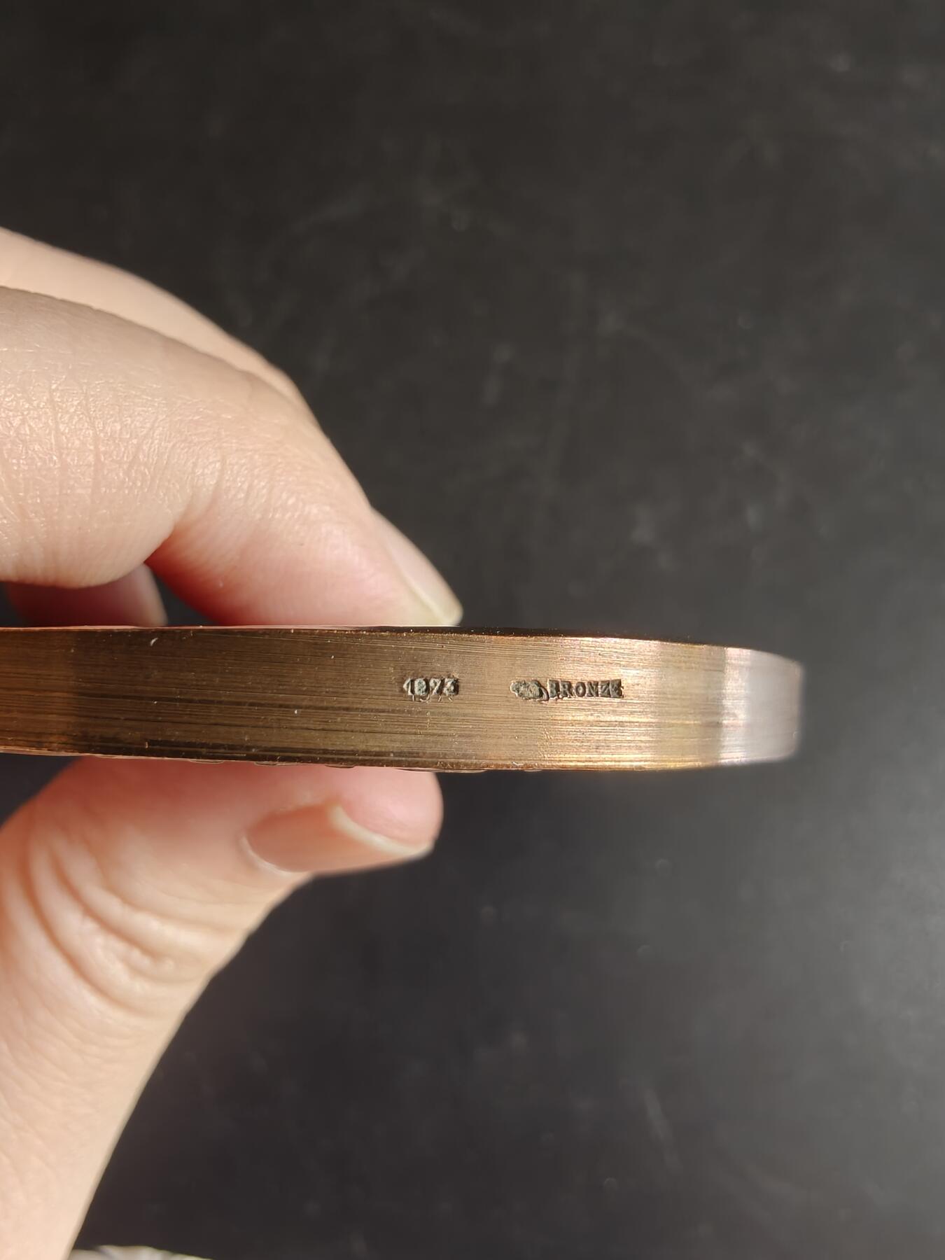 老王徽章第167期 法国艺术沙龙50周年大铜章     直径72mm     重量210g