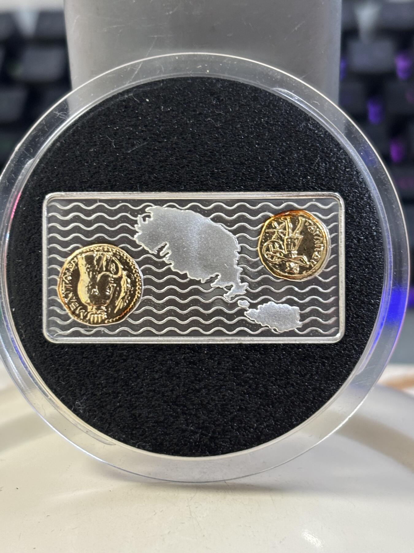 第184期拍卖 马耳他2000年千禧年系列长方形镶嵌币中币纪念银币，925银，15克，发行15000枚，有氧化