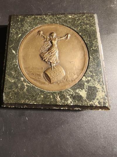 老王徽章第167期 - 法国啤酒竞赛大铜章    镶嵌在大理石底座    直径95mm.   重量515.7g