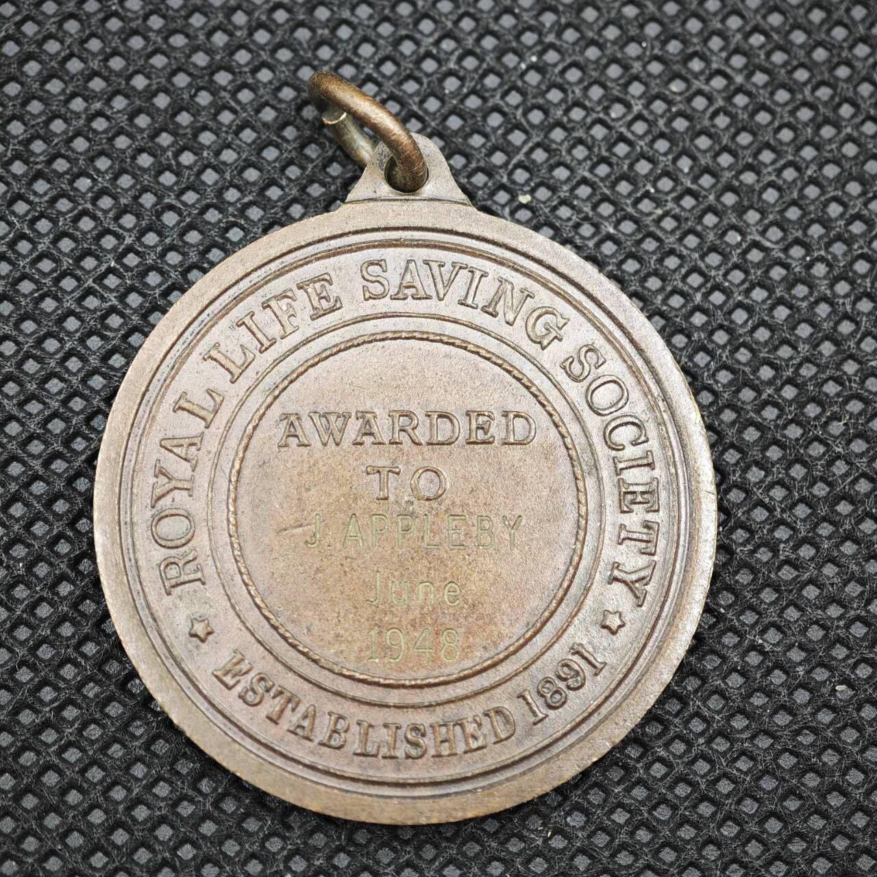 【淘币小摊】限时拍第八百一十六拍  纪念章场  满百包邮可预留两周  周一统一发货   英国社会救援奖章直径33mm