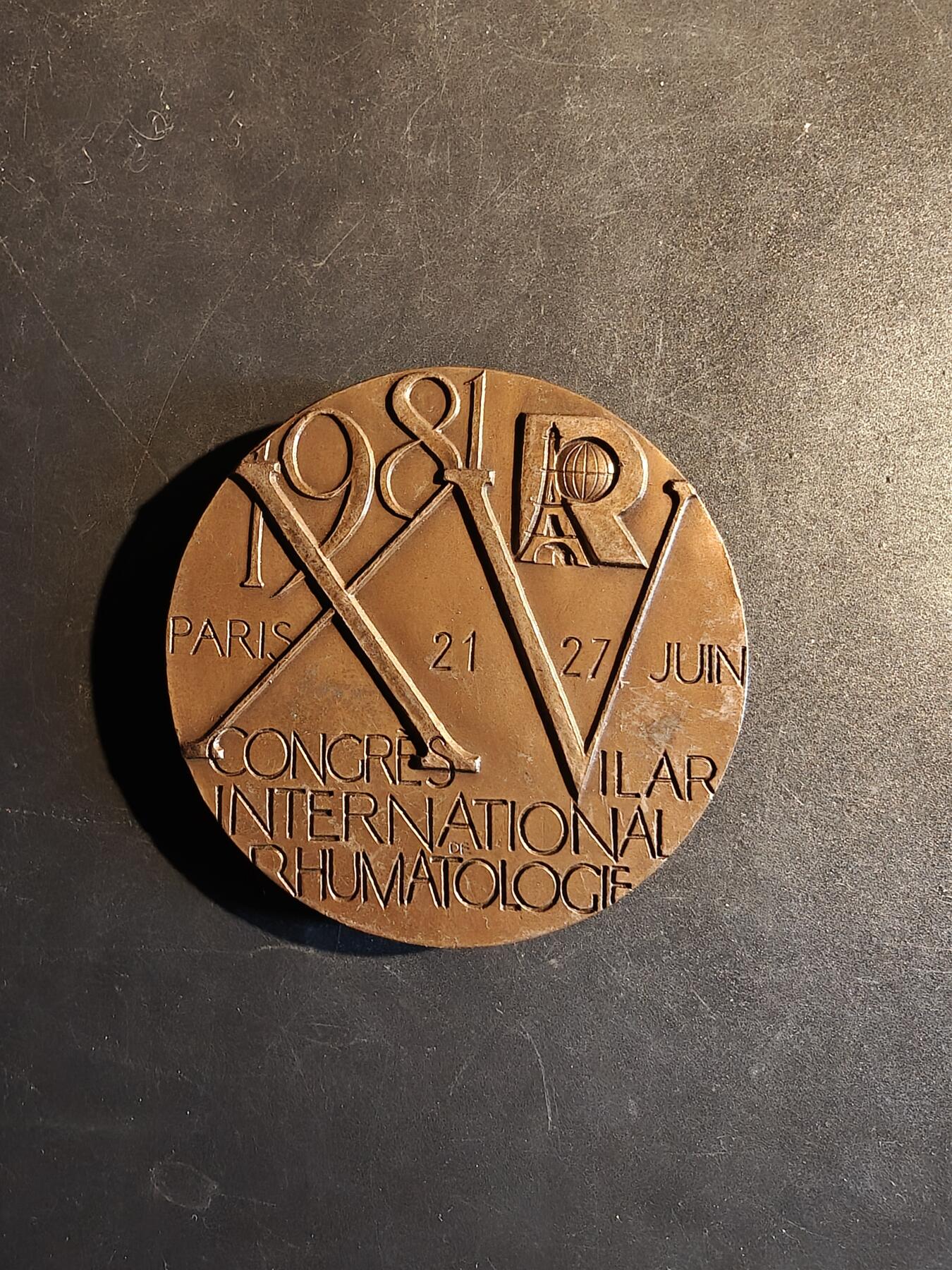 老王徽章第167期 法国1981年国际风湿病学大会大铜章     直径68mm.    重量186.1g
