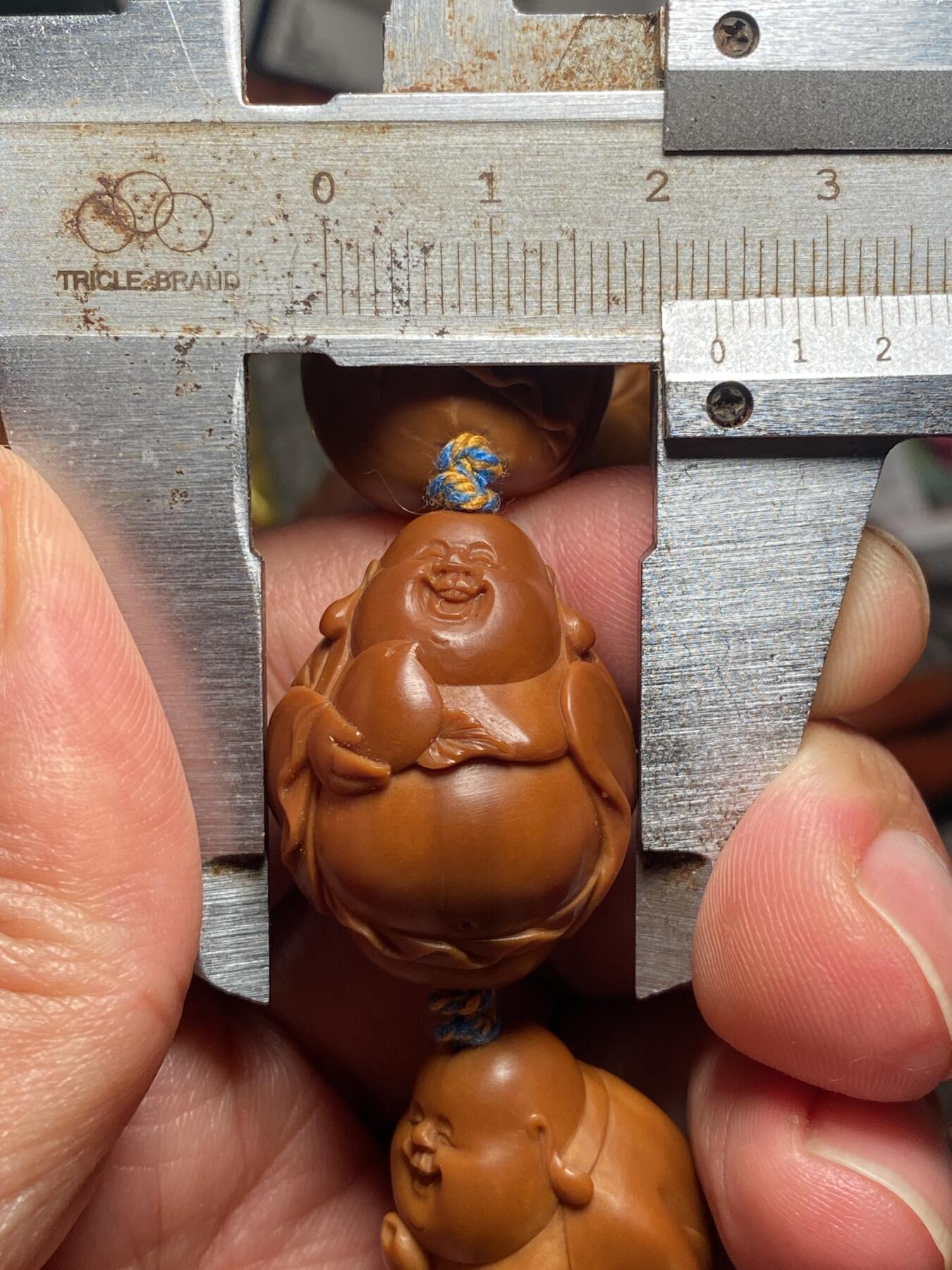 中国非物质文化遗产，苏工核雕 福利苏工核雕，纯手工雕刻，老苏工八宝弥勒，大尺寸，核质红，等待有缘人，市场无同款，尺寸2。3x2.9喜欢的来