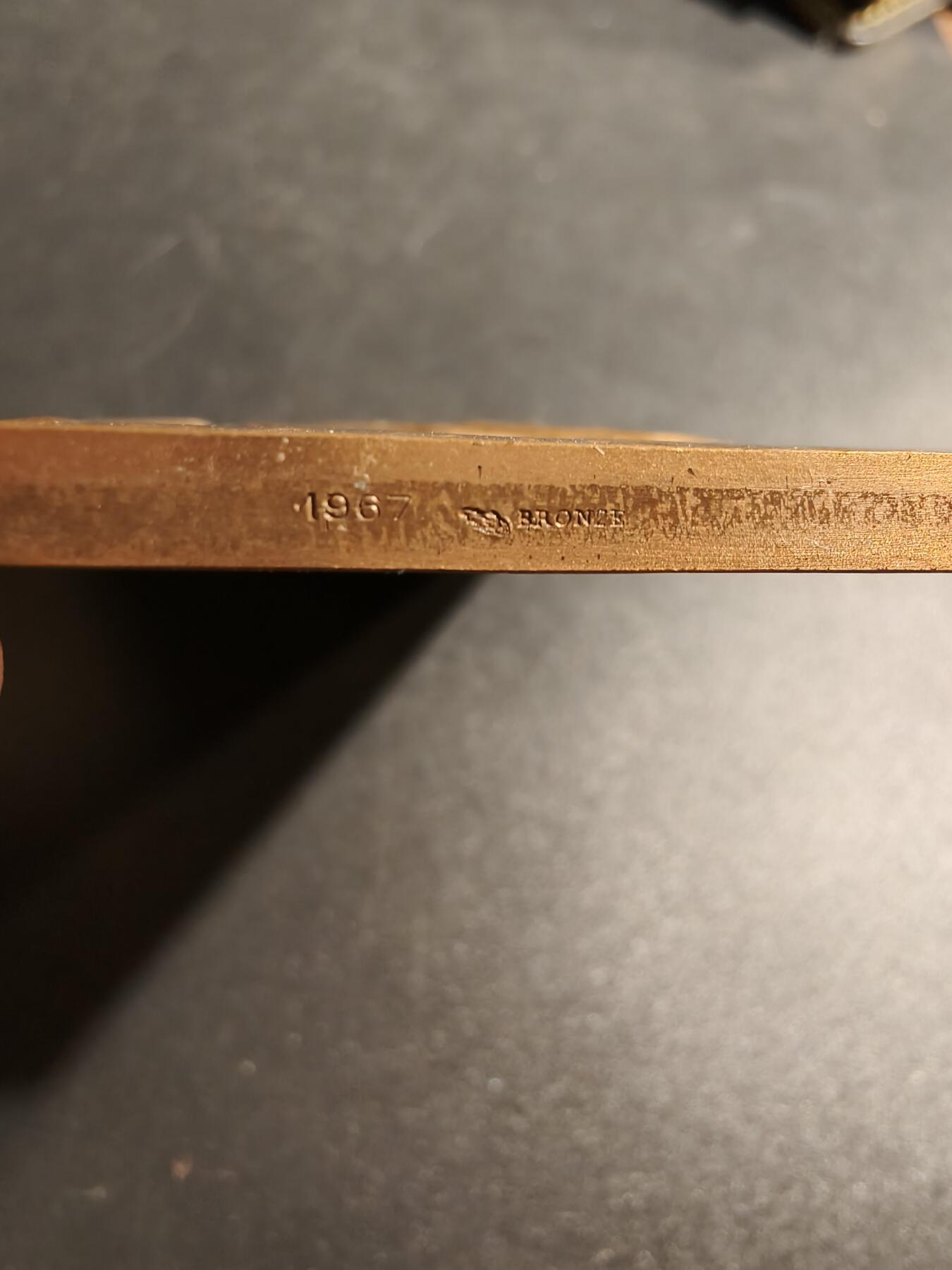 老王徽章第167期 法国陶瓷工业联合会方形大铜章    原盒     大师普鲁多姆作品    尺寸65×49mm.    重量113.6g