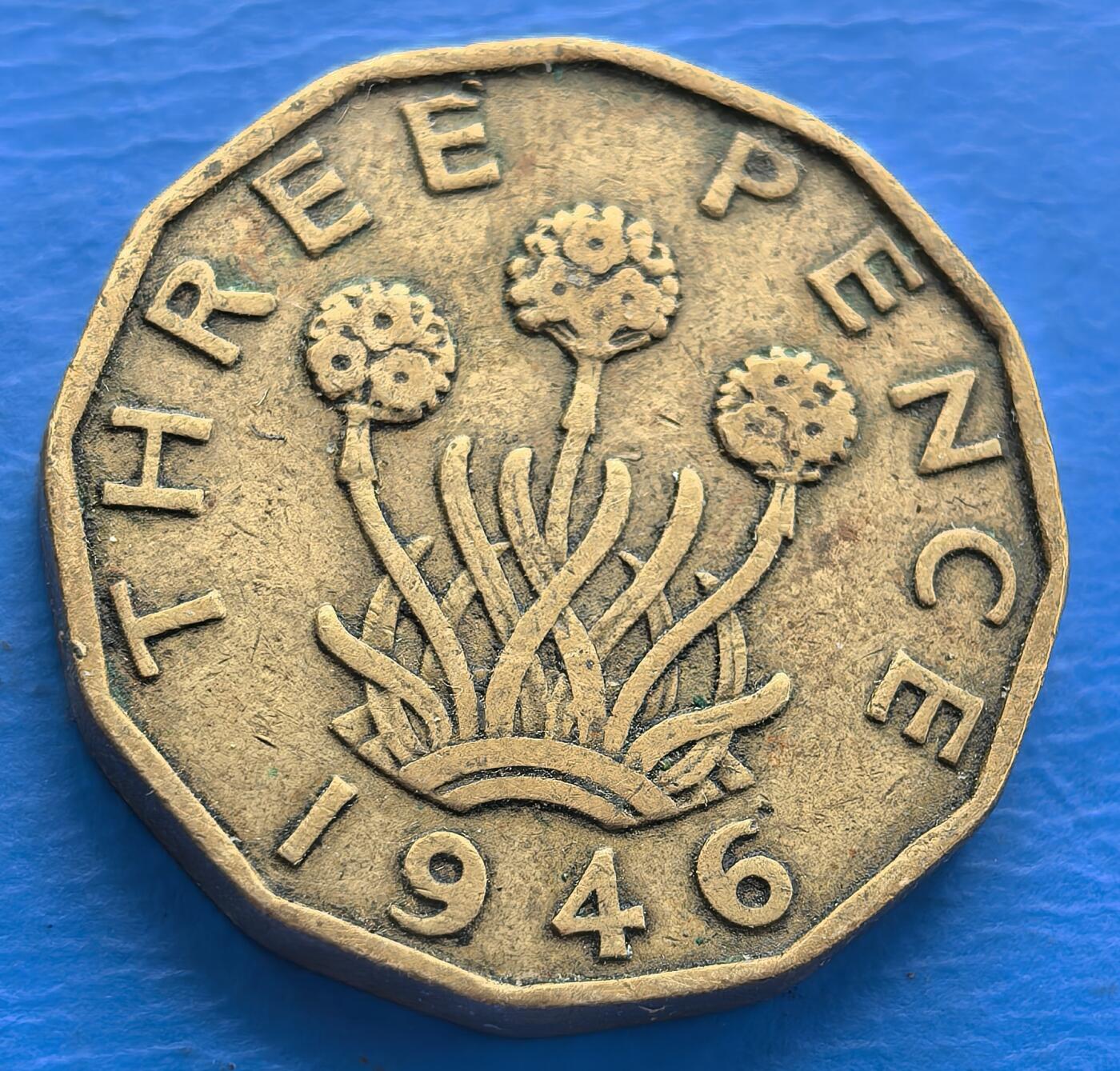 外国优质老铜币银币，周六九点倒数截拍，满百包邮，可寄存半年，喜欢朋友微信扫描二维码可直接参拍 英国1946年3便士