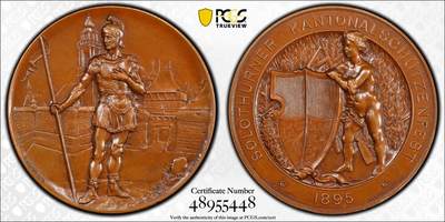 万国钱币拍卖第056期 - PCGS SP63 1895年瑞士铜章 索洛图恩射击节 高浮雕加厚盒 正面:身穿罗马盔甲的士兵，右手举着旗帜，背景是索洛图恩的城门城墙与城市景观 背面:小男孩扶着地上的州盾，上面带着花环，背景中有交叉的步枪和月桂树丛。设计极佳，棕色光泽。大尺寸铜章，新评几乎都是超大盒子，此枚收纳观赏更为合适。