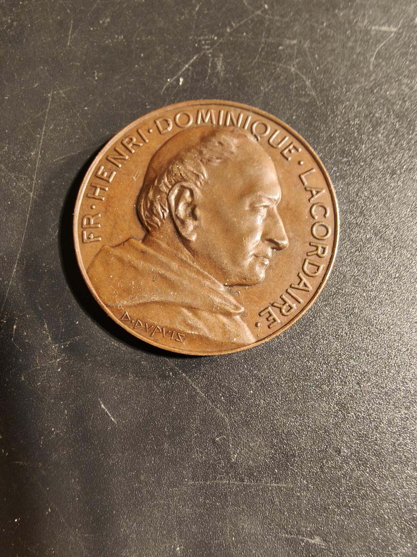 老王徽章第167期 法国苏雷兹学校大铜章     正面为法国著名政治家拉克代尔     直径36mm.    重量21.3g