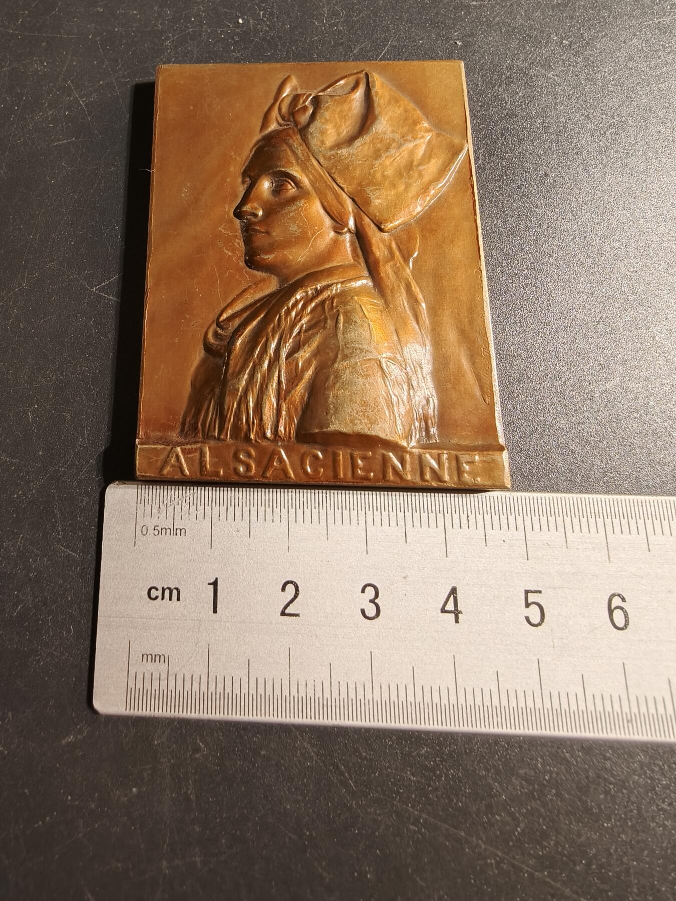 老王徽章第167期 法国阿尔萨斯传统女性方形纪念章     高浮雕     尺寸63×45mm.    重量98.1g